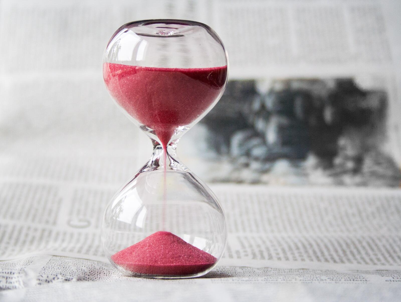 Free photo Hourglass with red sand
