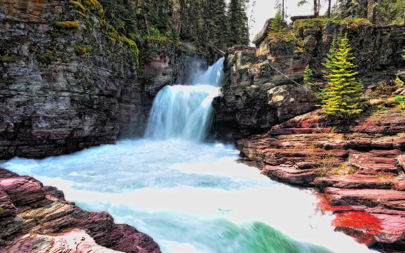 Бесплатное фото Двухэтажный водопад среди скал