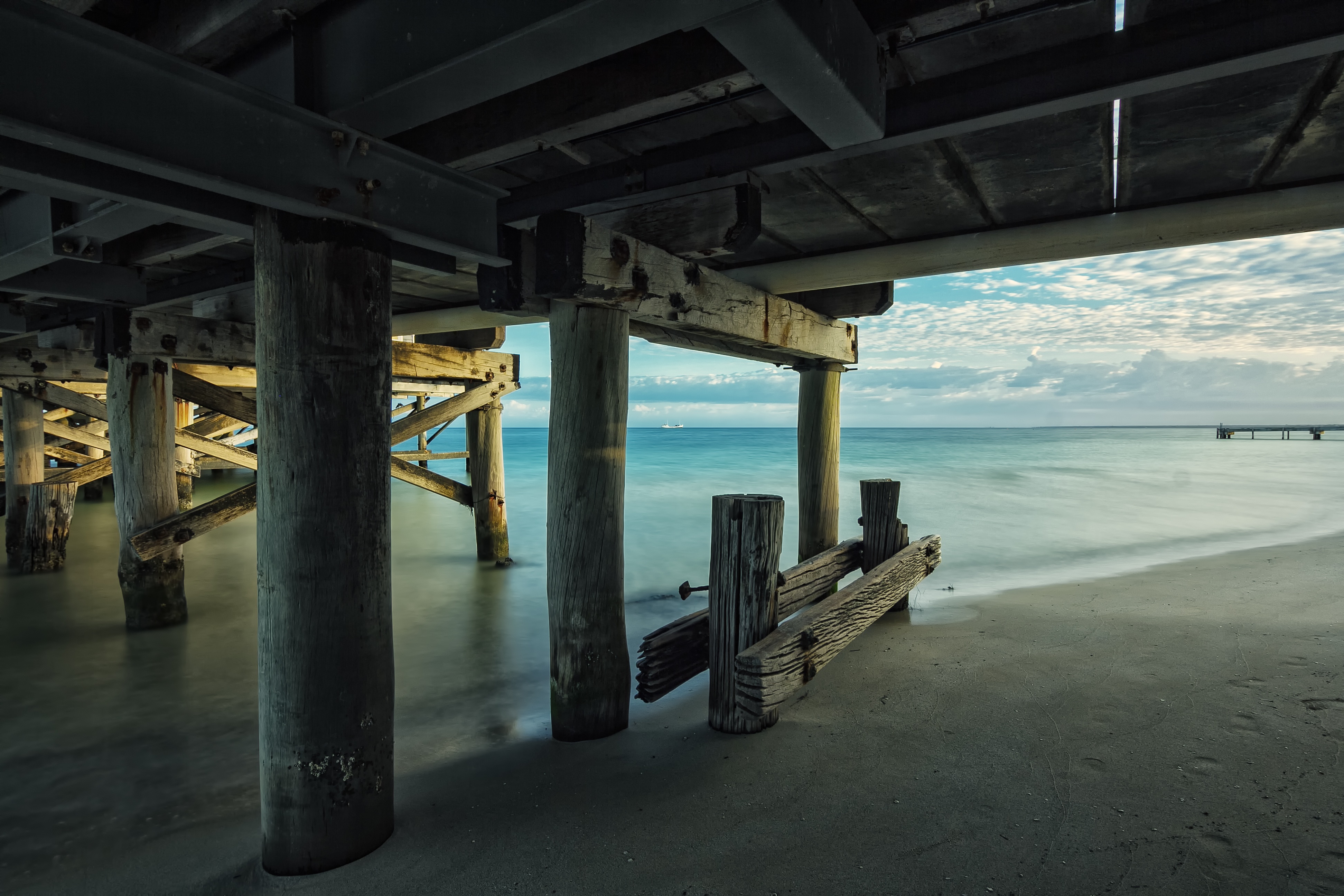 Free photo Landscape from under the bridge at the seashore