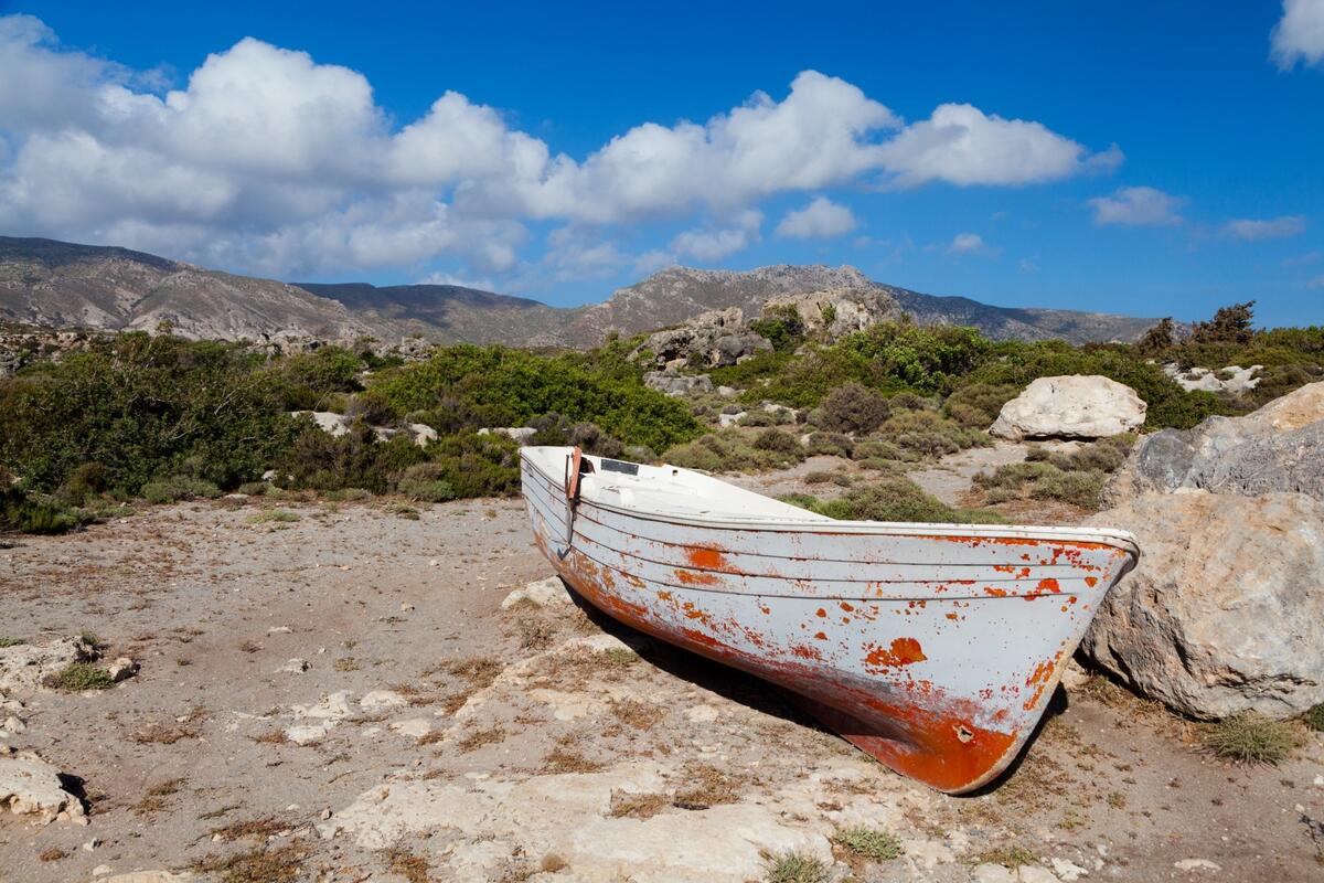 Старая брошенная лодка на берегу моря