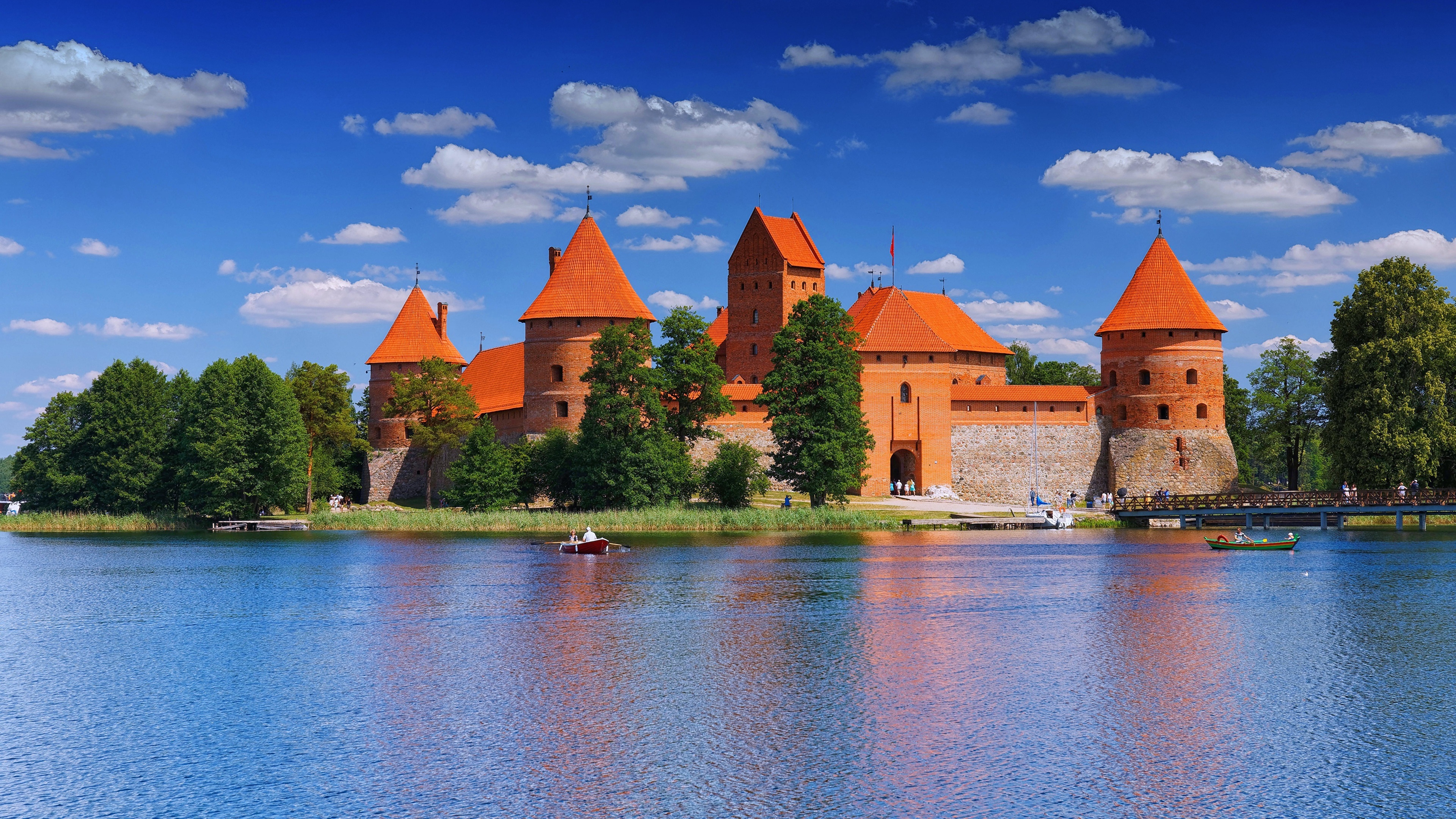 Бесплатное фото Замок на берегу озера в Литве