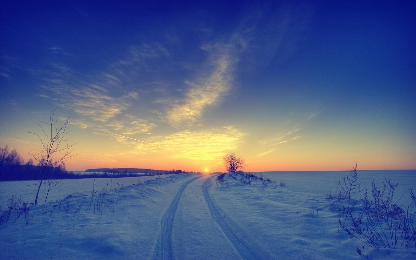 Бесплатное фото Зимнее поле в сугробах на закате дня