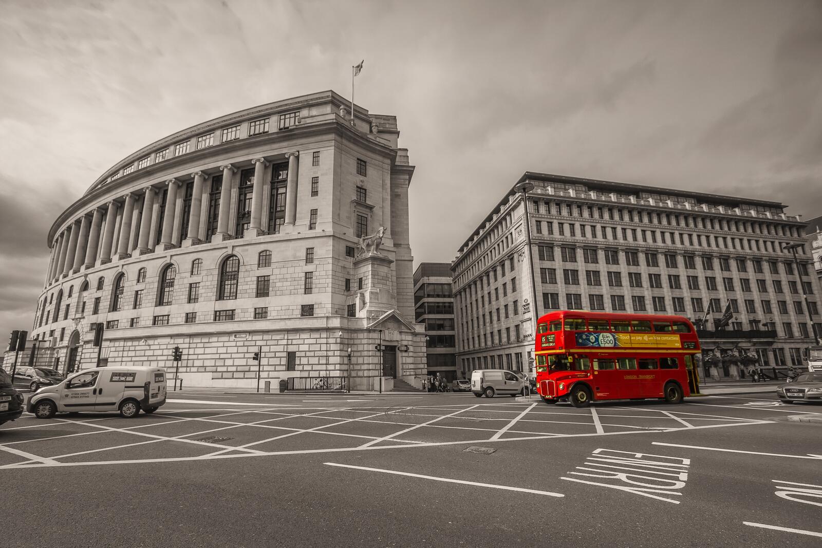 Бесплатное фото Черно-белая архитектура Лондона с автомобилями