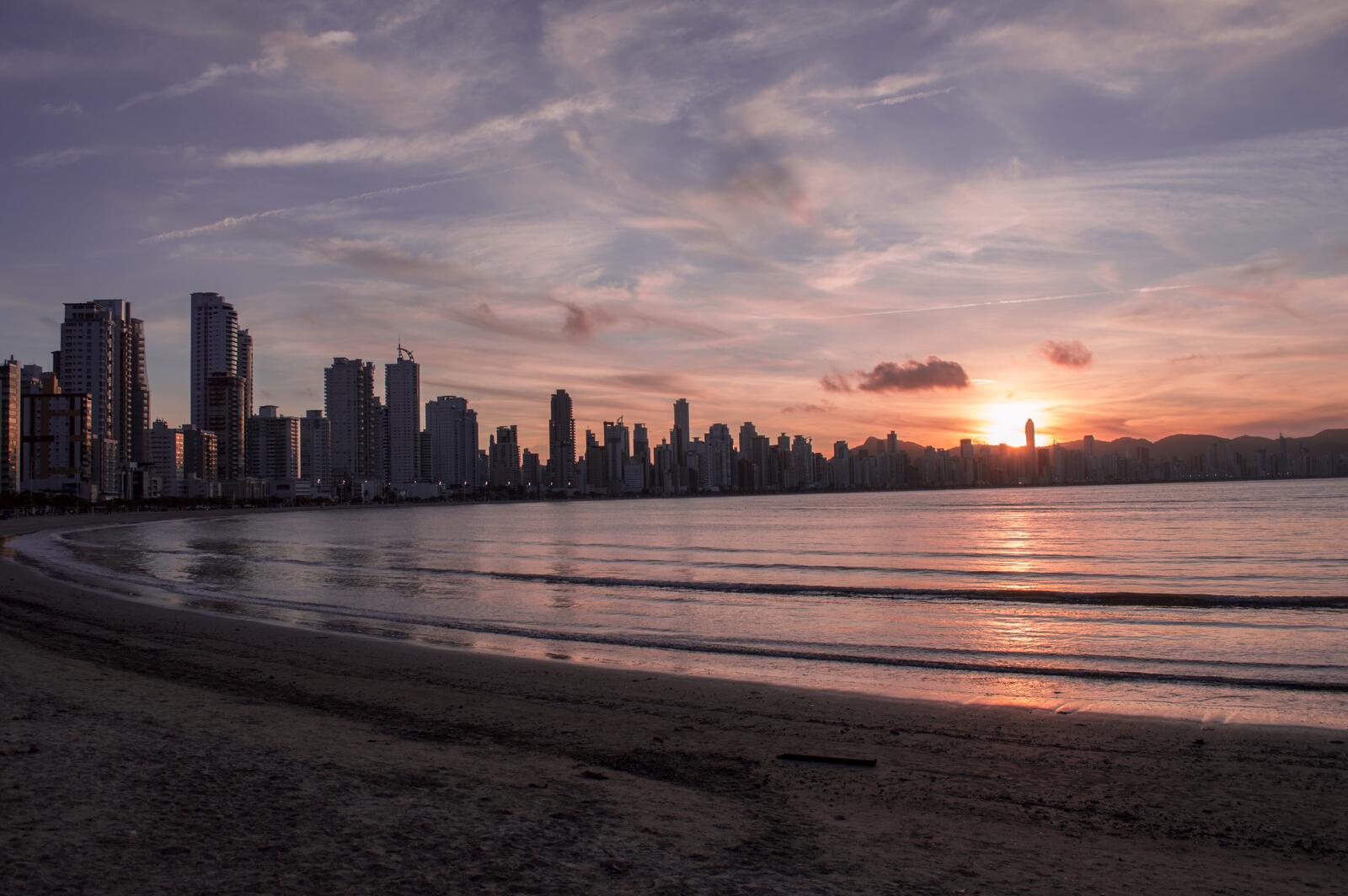 Бесплатное фото Городское побережье моря с пляжем и небоскребами