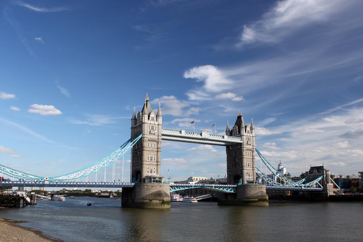 Старинный мост через реку в Лондоне