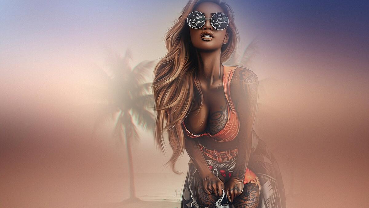 Грудастая девушка в солнечных очках с татуировками на теле