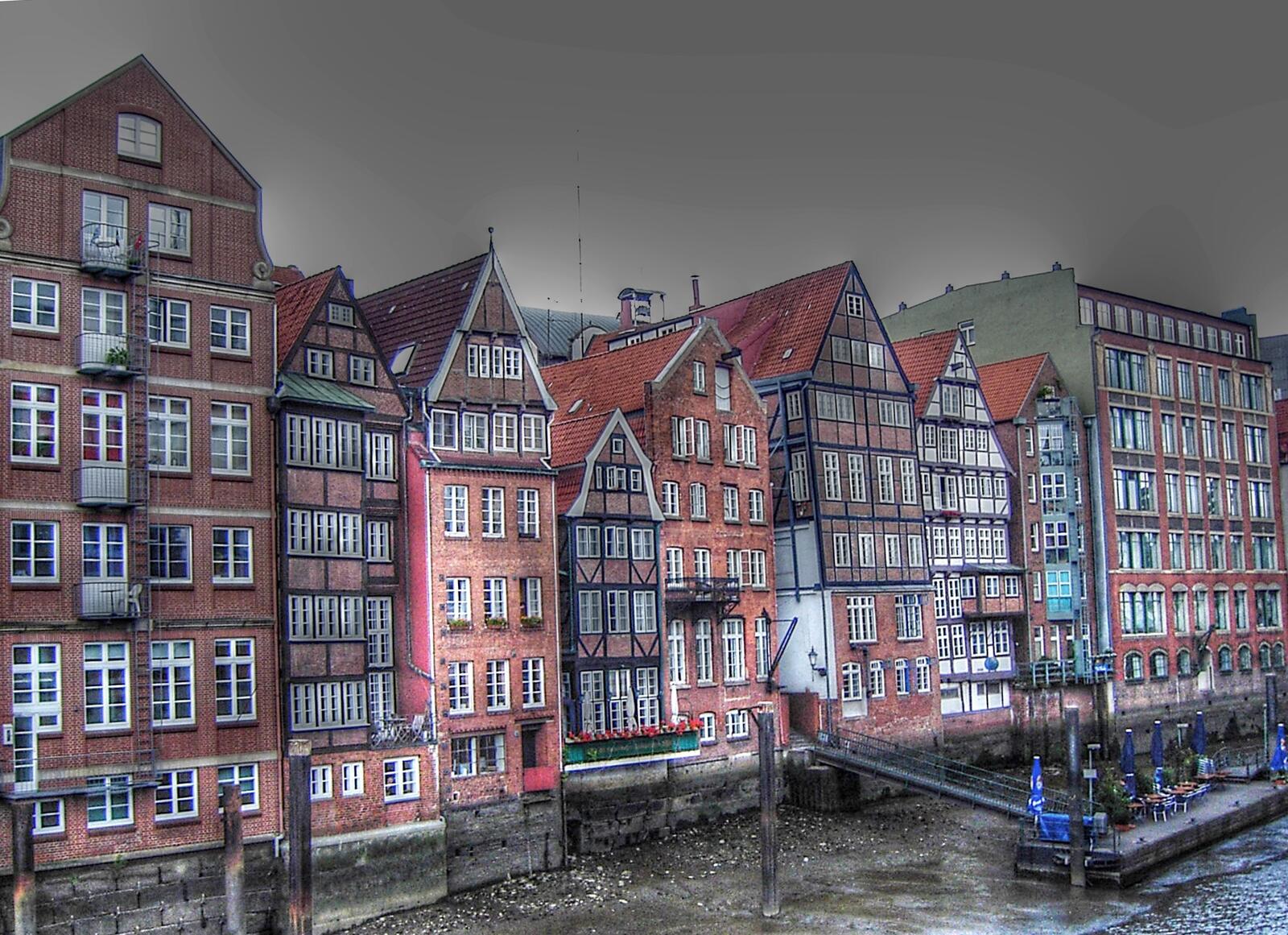 Бесплатное фото Водоканал у домов в Гамбурге