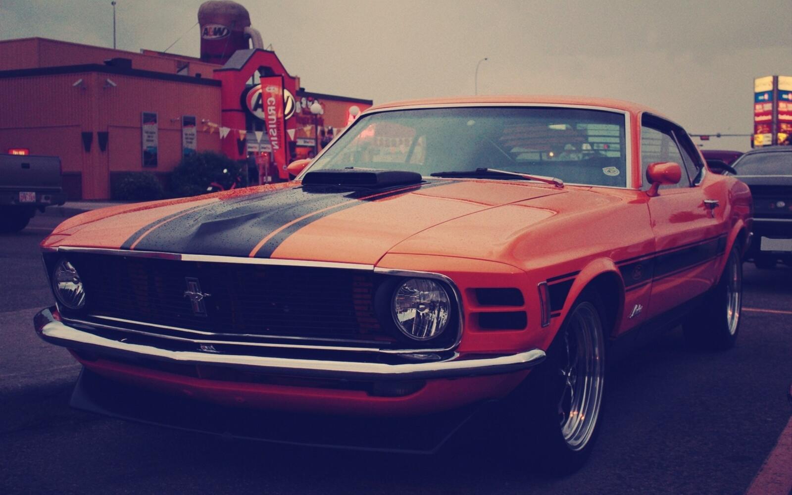 Бесплатное фото Boss 302 Mustang в оранжевом цвете