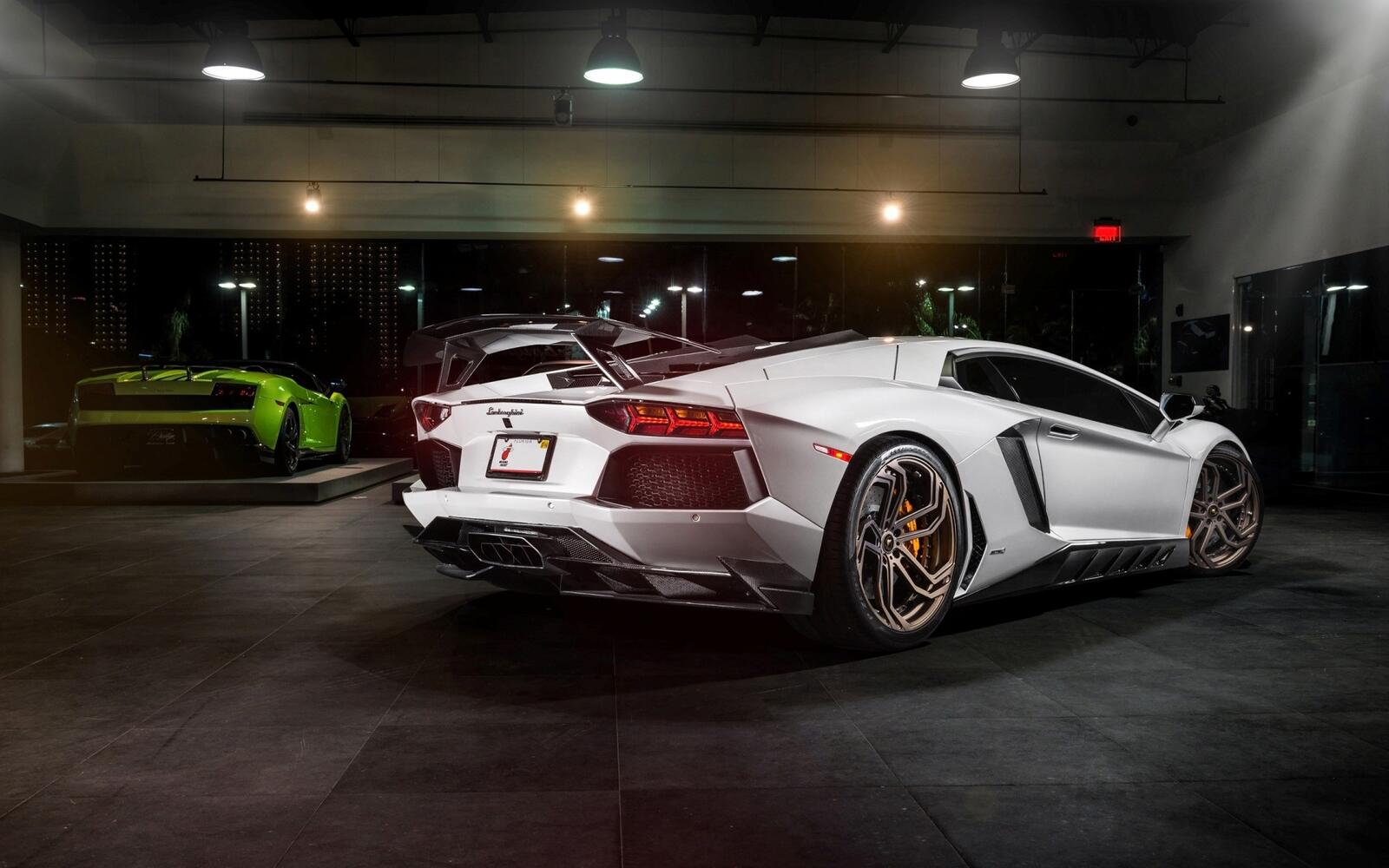 Free photo White Lamborghini Aventador.
