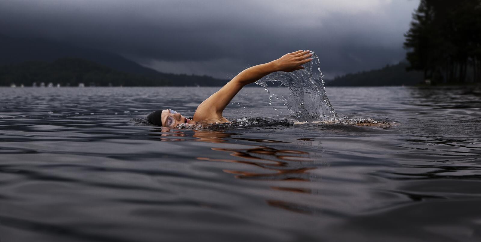Бесплатное фото Пловец в сумерках