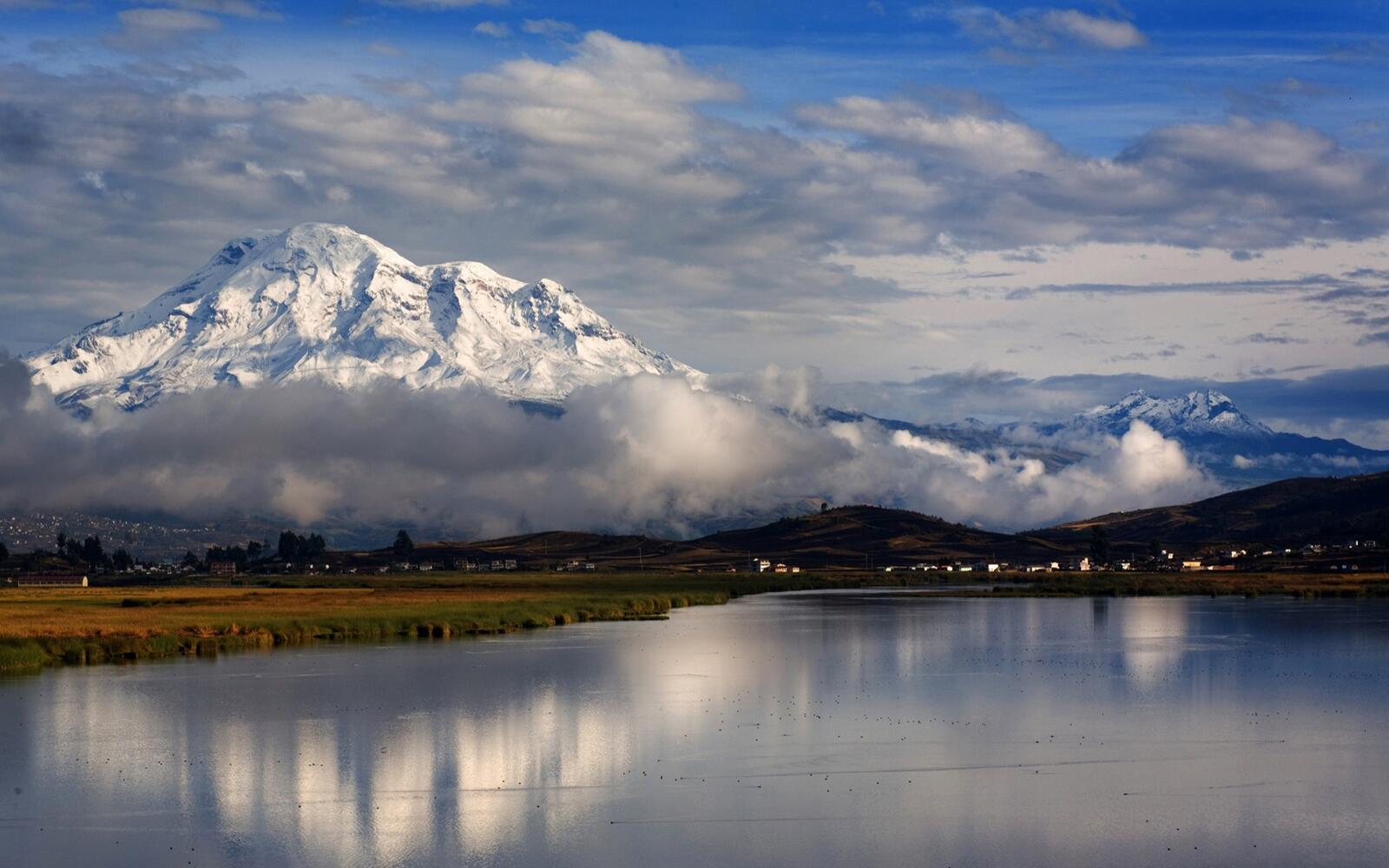 Бесплатное фото Отдых у озера с видом на снежную гору