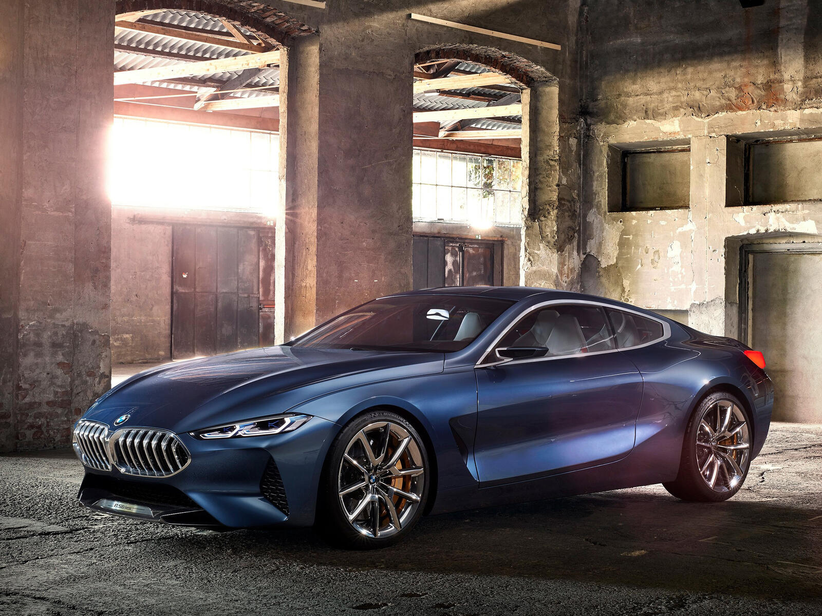 Free photo Picture of a bmw 8 series in an old hangar.