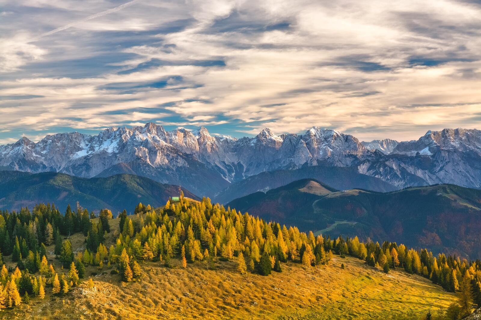 Бесплатное фото Доброе утро с потрясающим осенним пейзажем в горах