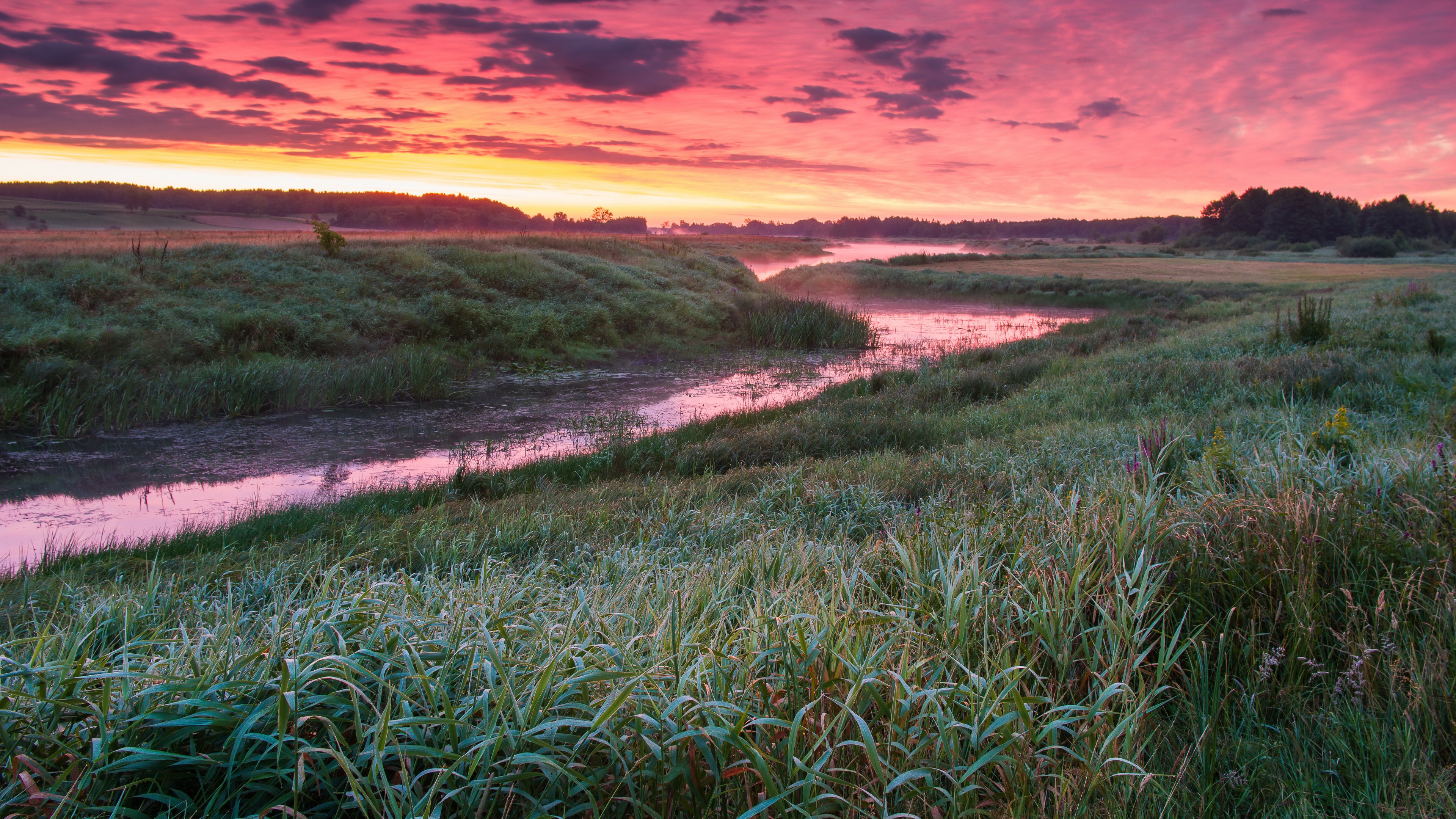 Бесплатное фото Узкая извилистая речка на закате