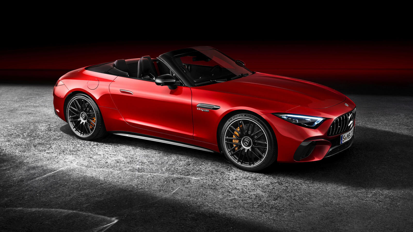 Free photo Mercedes-amg sl 63 convertible 2022 in beautiful red