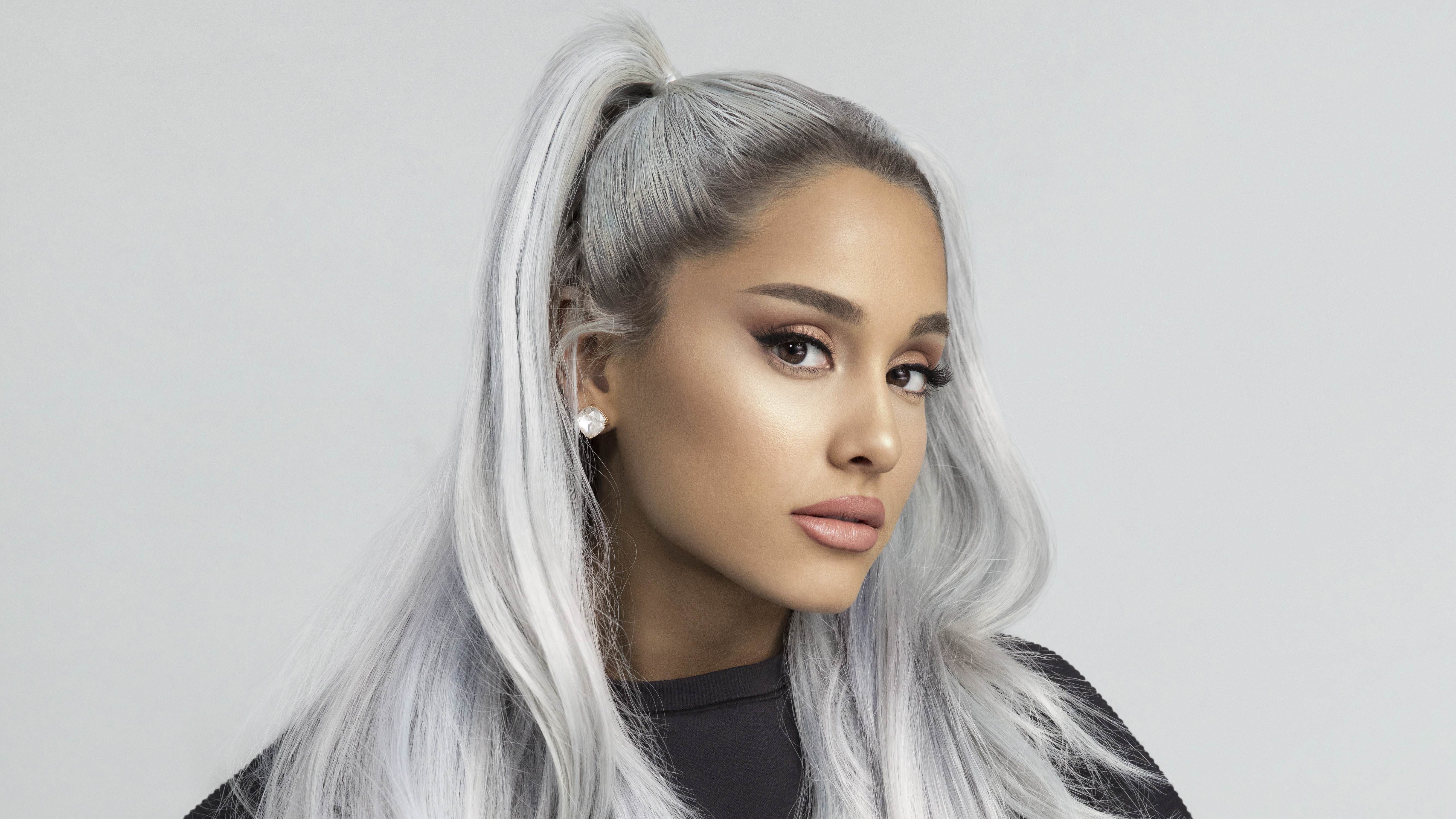 免费照片阿丽亚娜-格兰德（Ariana Grande）的灰白色头发。