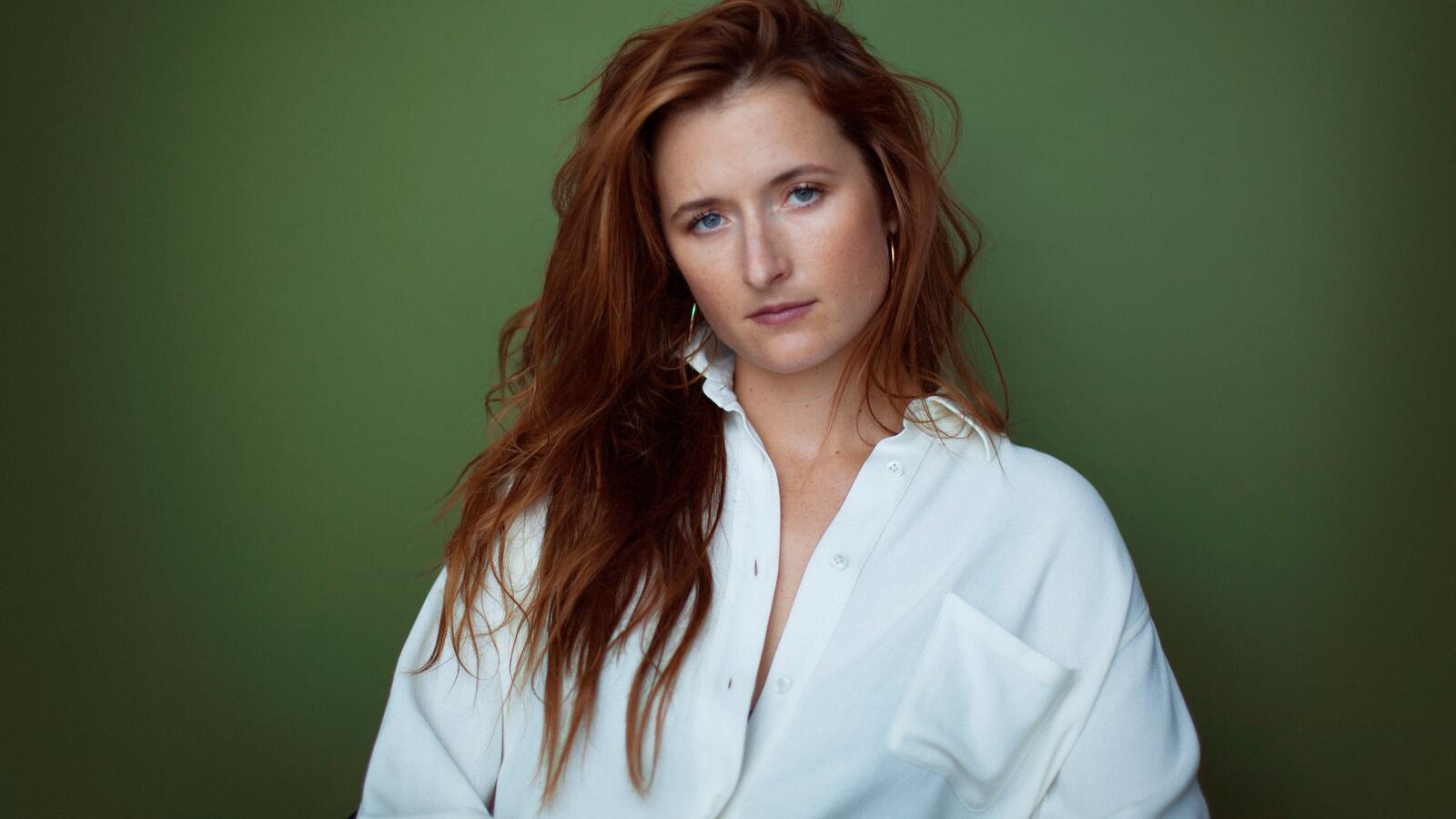 Free photo Portrait of Grace Gummer on a green background