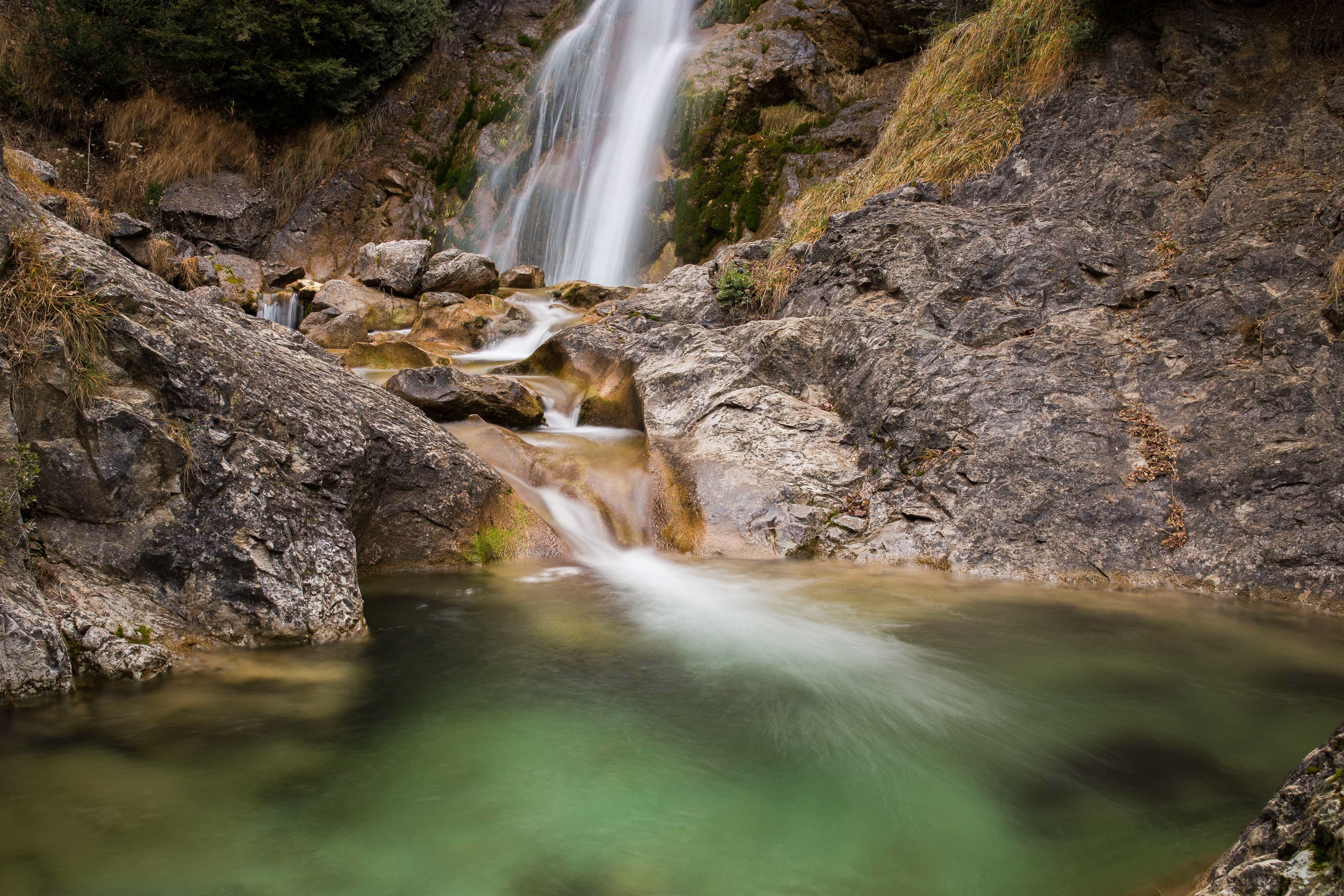 Бесплатное фото Водопад в больших скалах