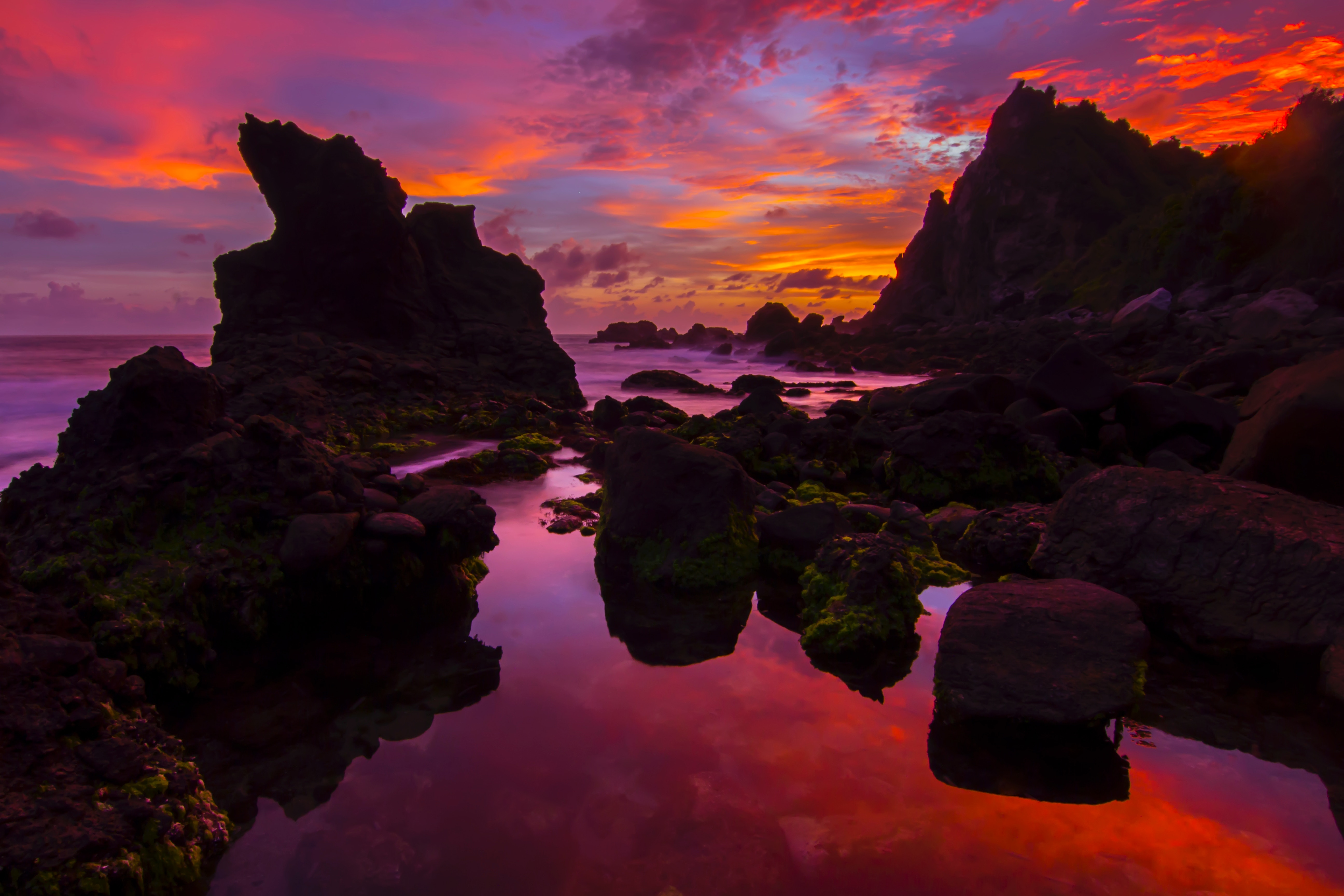 傍晚时分，日落在岩石海岸线上
