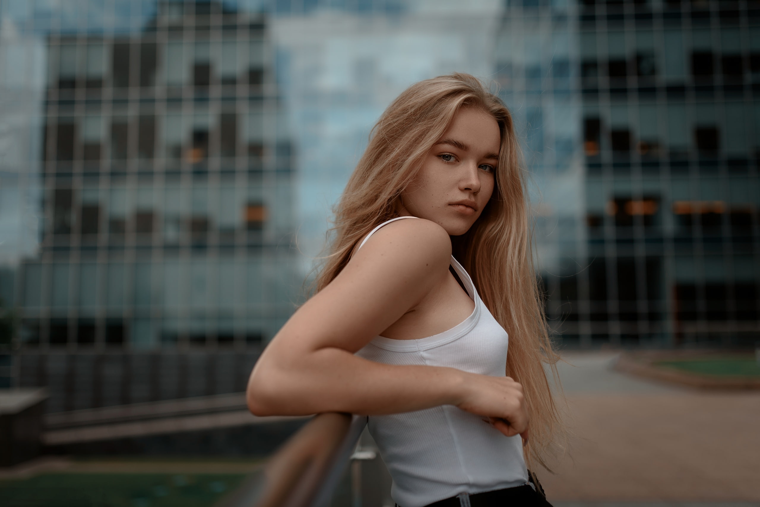 Free photo Light-haired girl in a white T-shirt