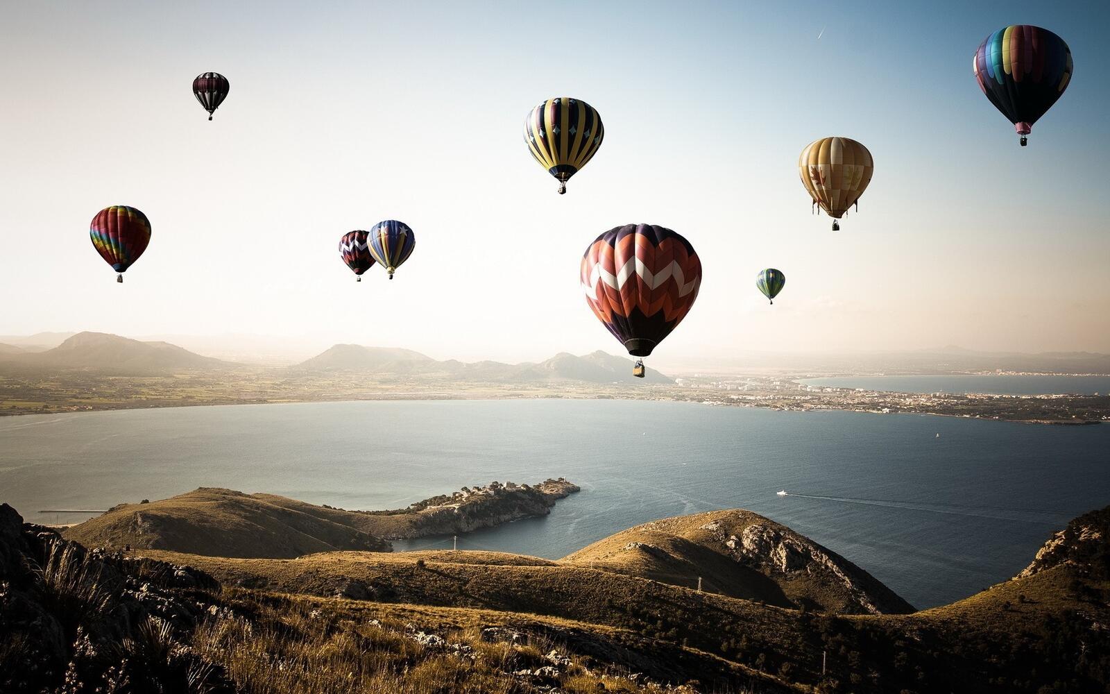 Бесплатное фото Воздушные шары летают над морем
