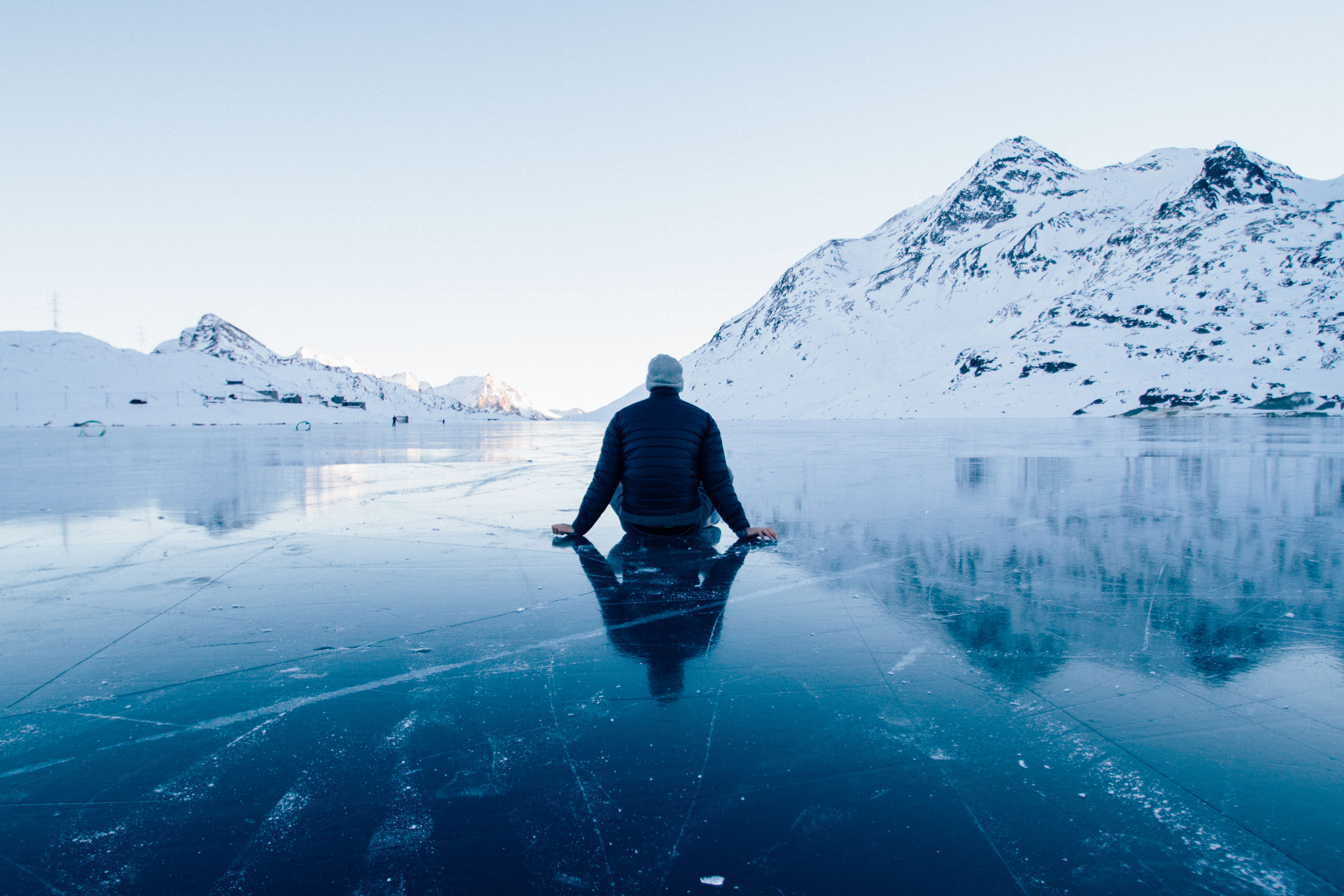 免费照片在结冰的湖面上享受霜天