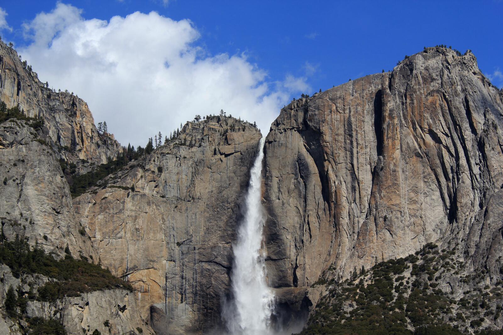 Бесплатное фото Водопад с большой горы