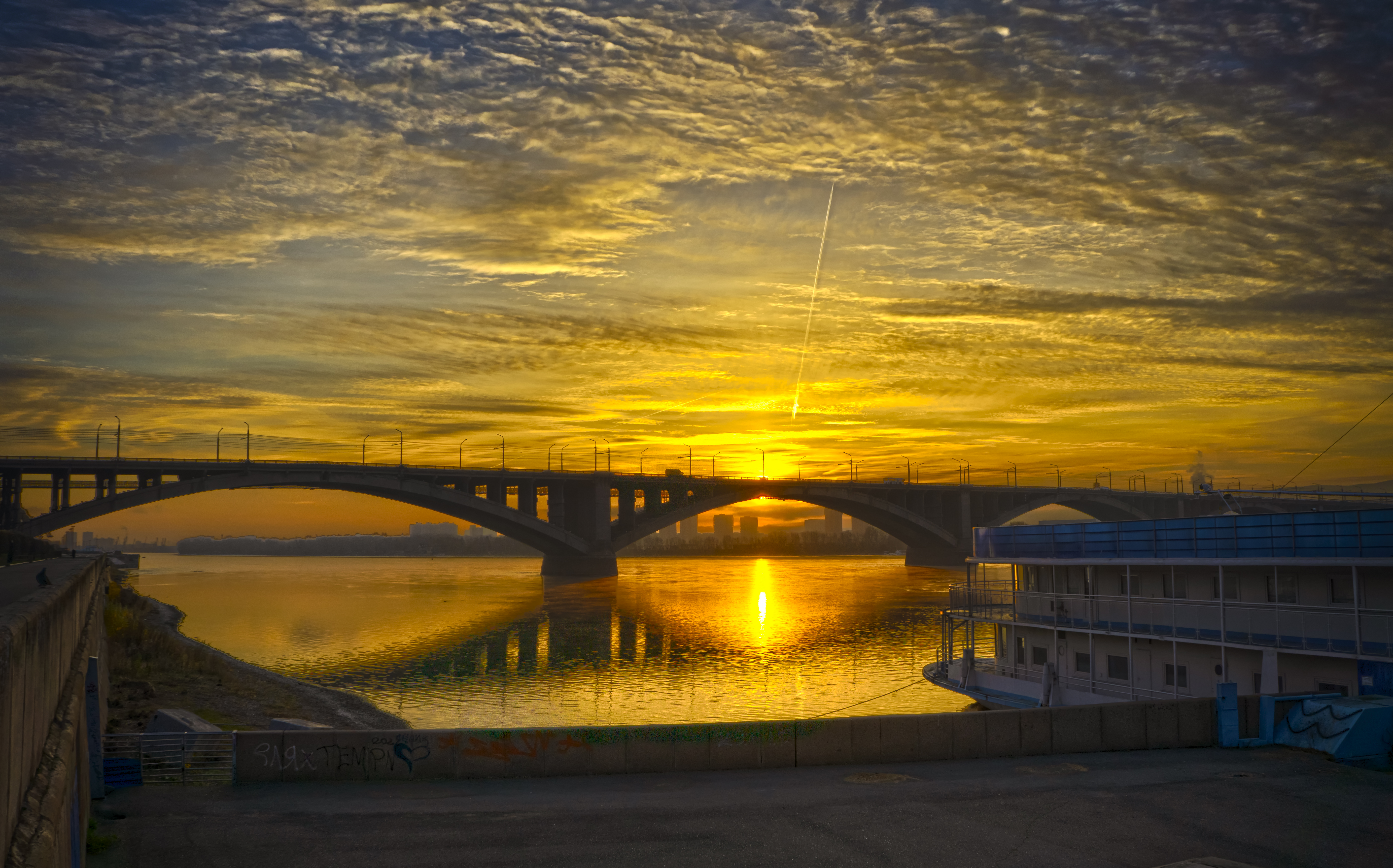 免费照片叶尼塞河上的金色早晨