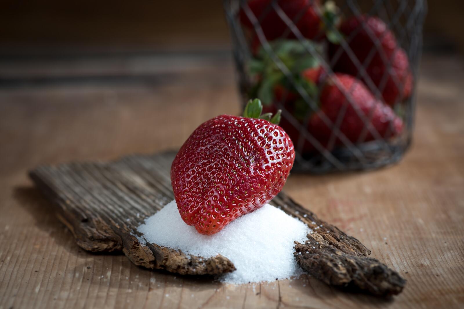 Free photo Ripe strawberries with sugar