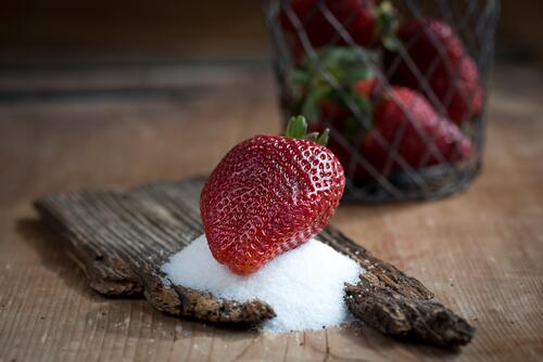 Ripe strawberries with sugar