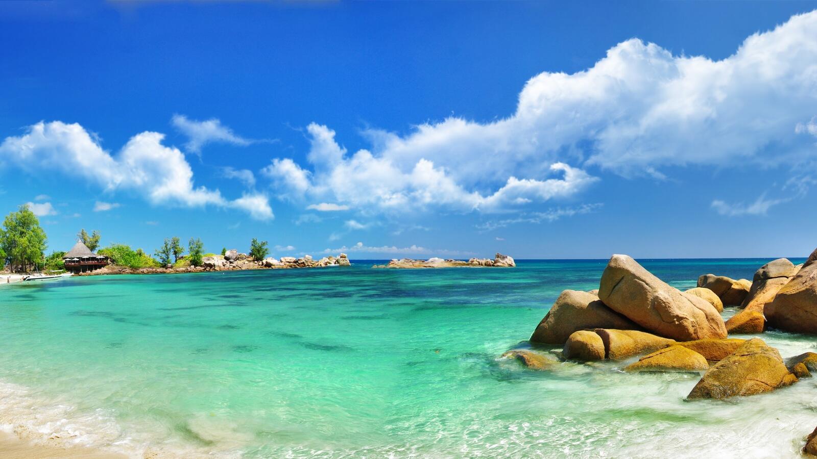 Бесплатное фото Большой пляж солнечным днем