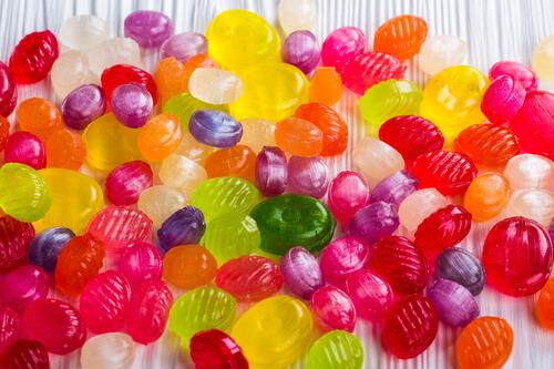 Разбросанные цветные конфетки