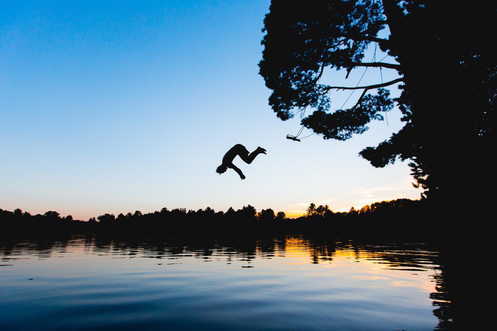 Бесплатное фото Прыжок в воду с тарзанки