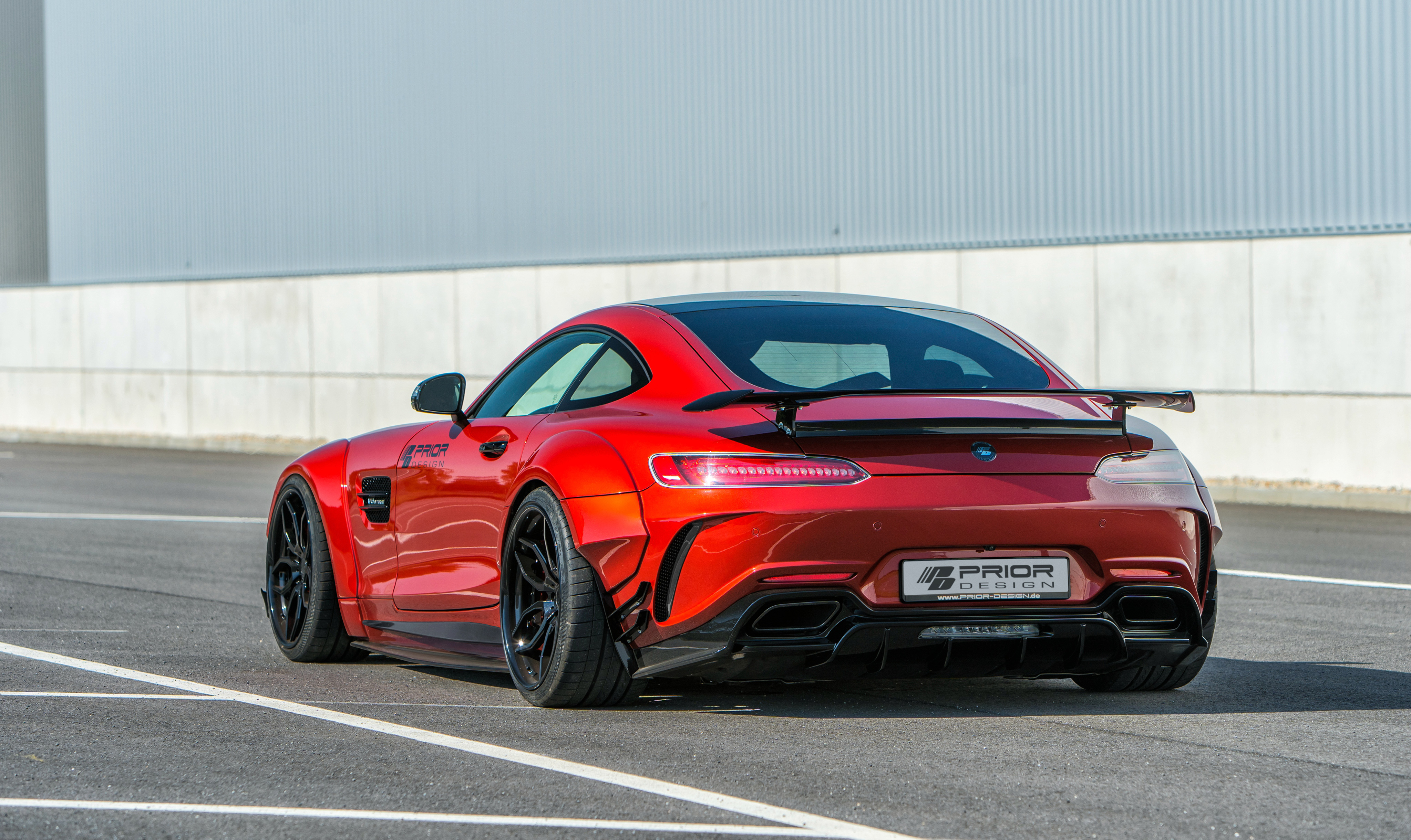 Free photo The bright red 2018 Mercedes AMG GT