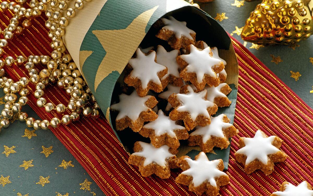 Рождественские печеньки в виде звездочек с белой глазурью