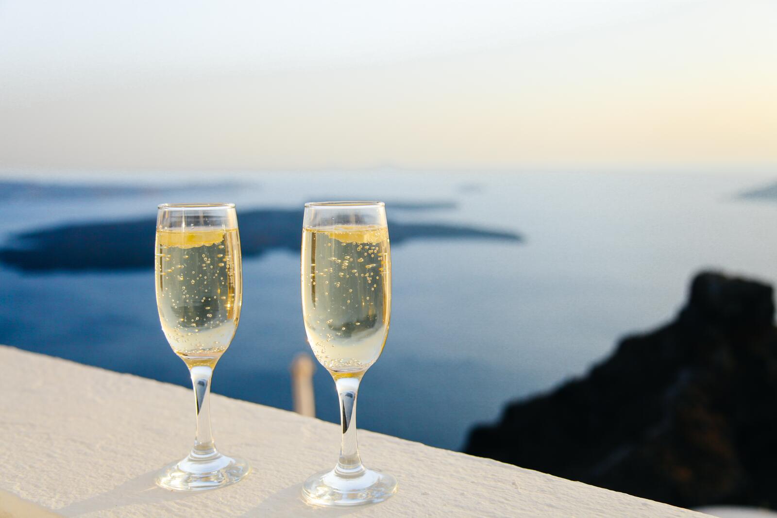 Бесплатное фото Два бокала наполненные шампанским