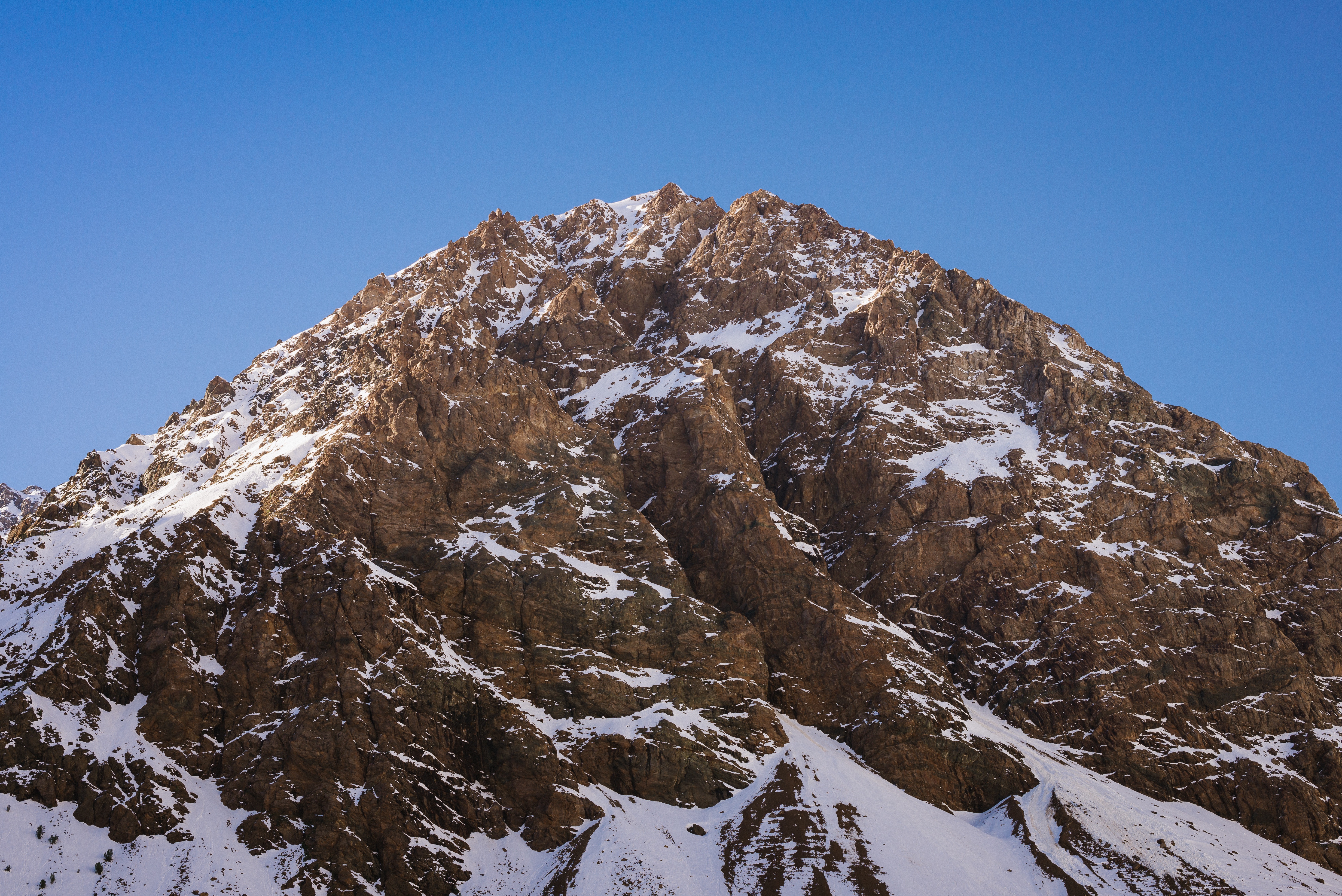 Холм скалистой горы в снегу