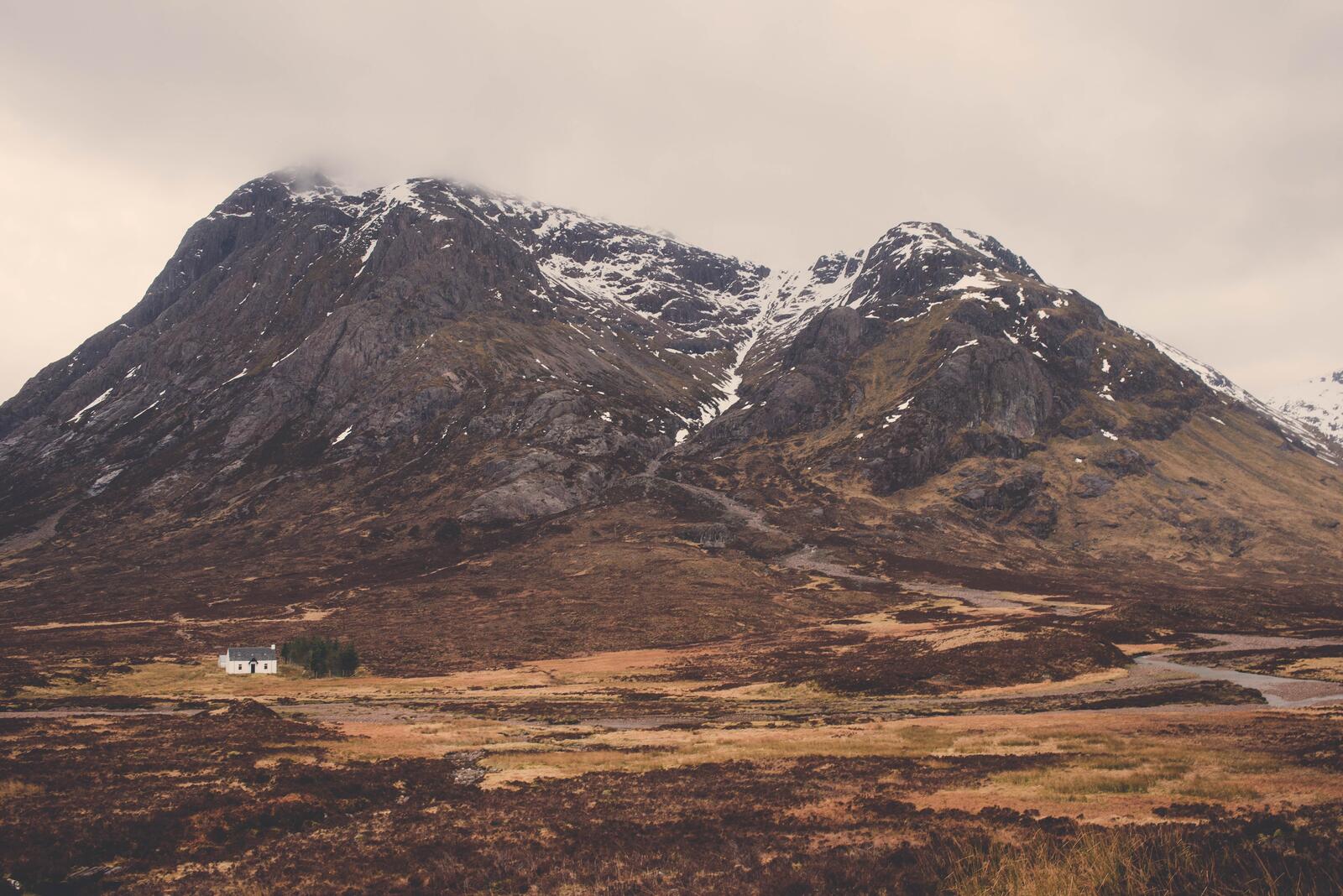 Бесплатное фото Маленький домик у подножья горы
