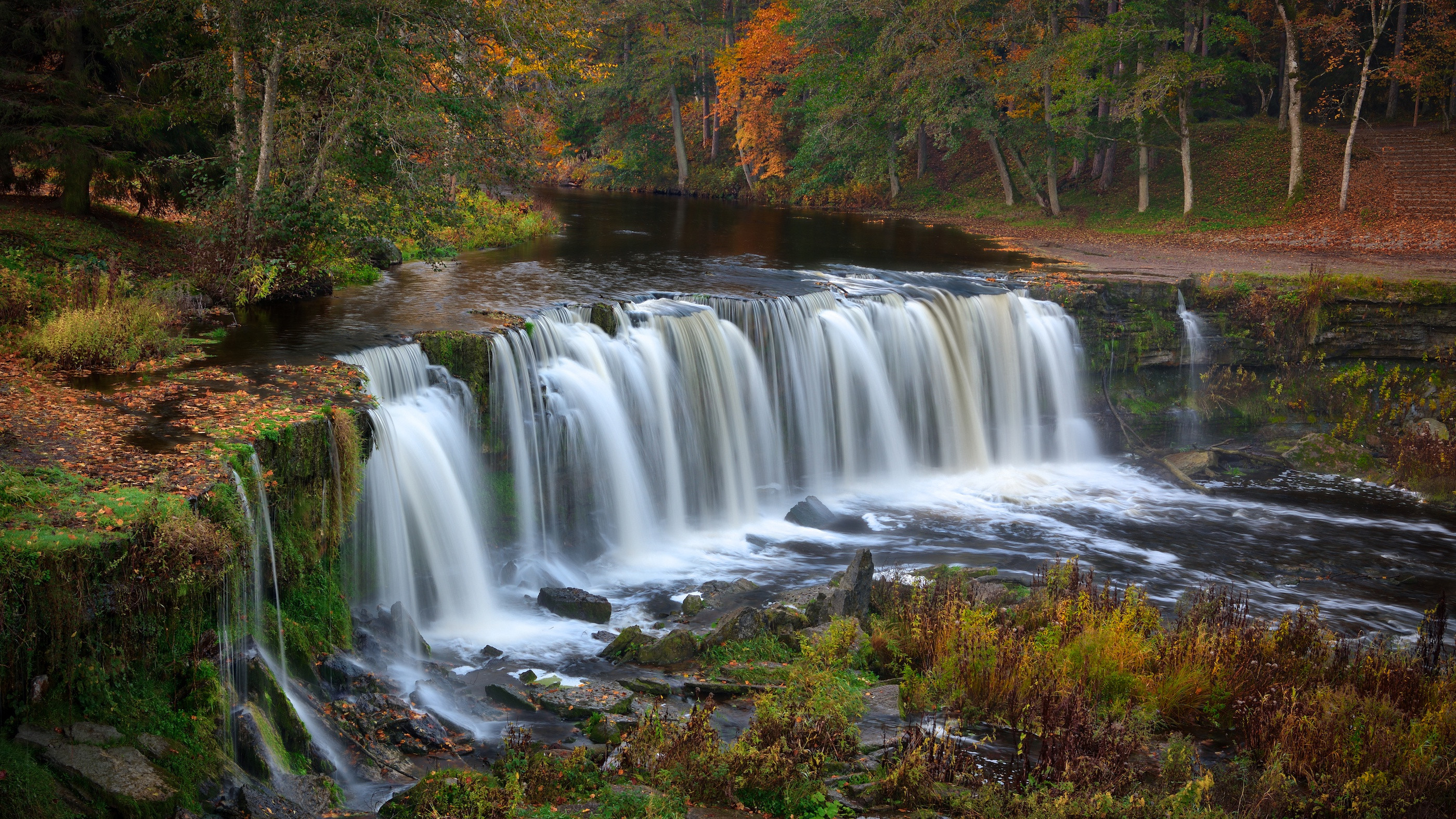 Бесплатное фото Река с водопадом в Эстонии