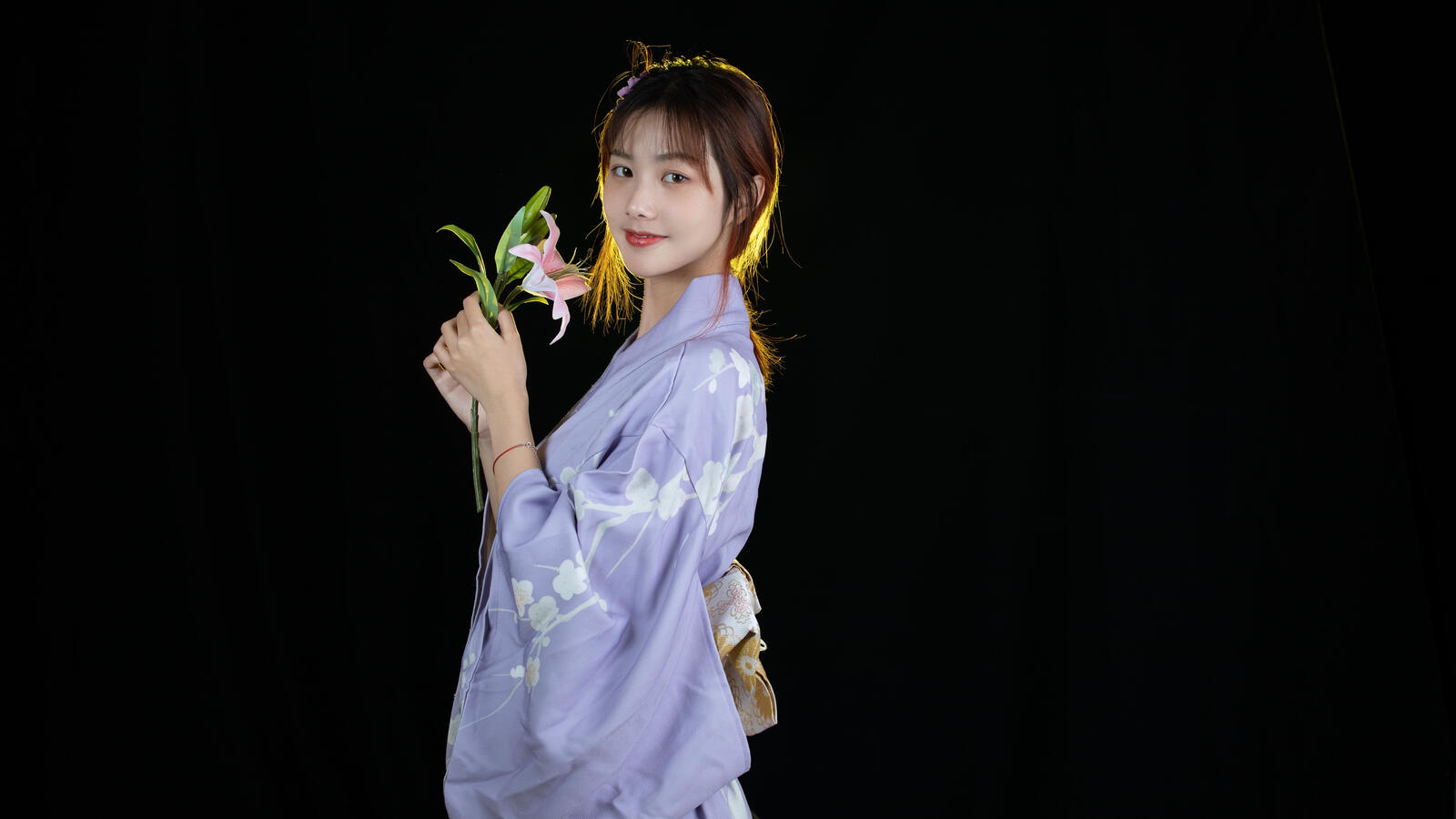 Бесплатное фото Девушка азиатской внешности в фиолетовом кимоно