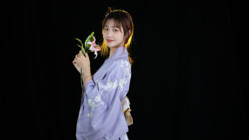 Девушка азиатской внешности в фиолетовом кимоно
