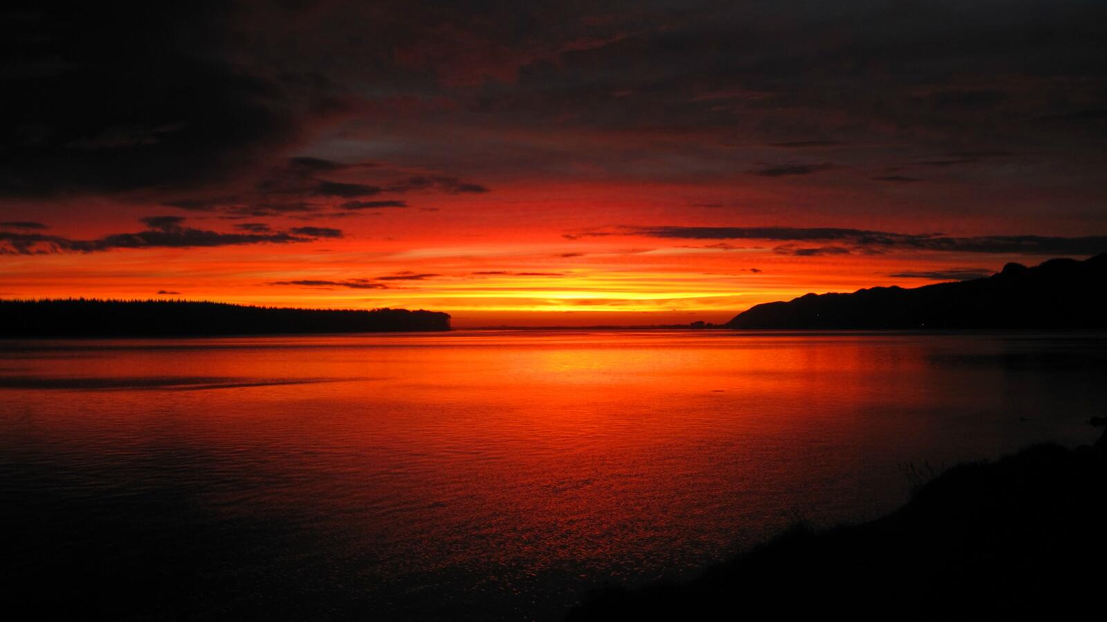 Бесплатное фото Закат на озере с темным небом