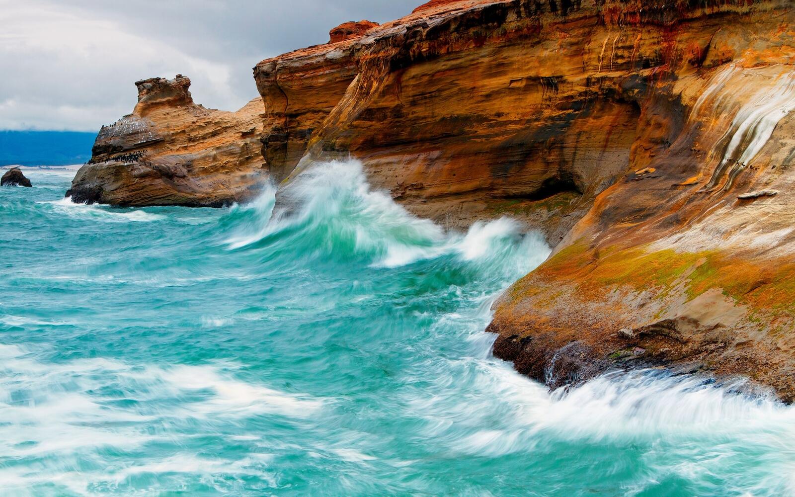 Бесплатное фото Морские волны бьются о скалы