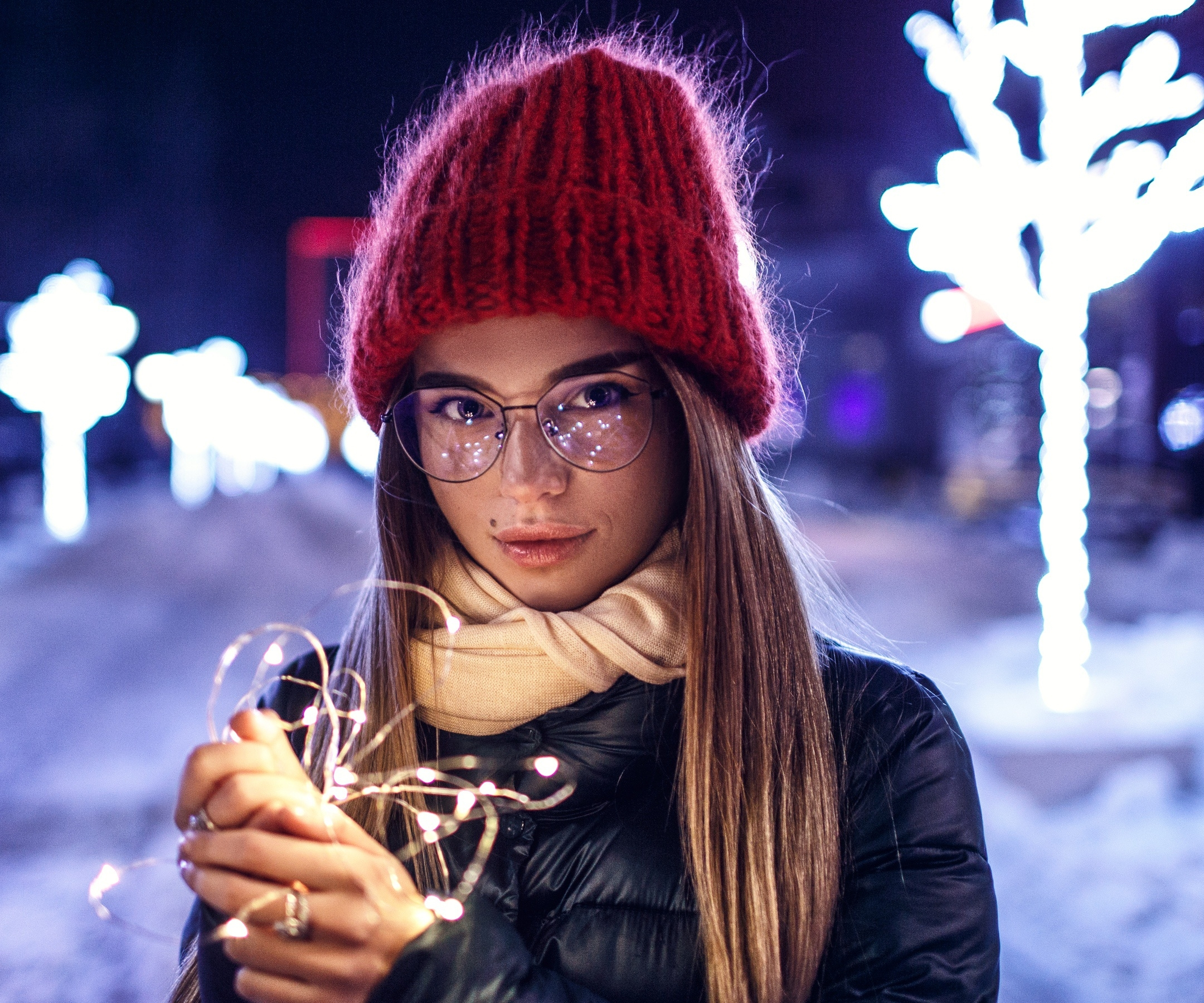 Обои зима, модель, очки, вязаная шапочка, блондинка, огни, девушки - бесплатные картинки на Fonwall