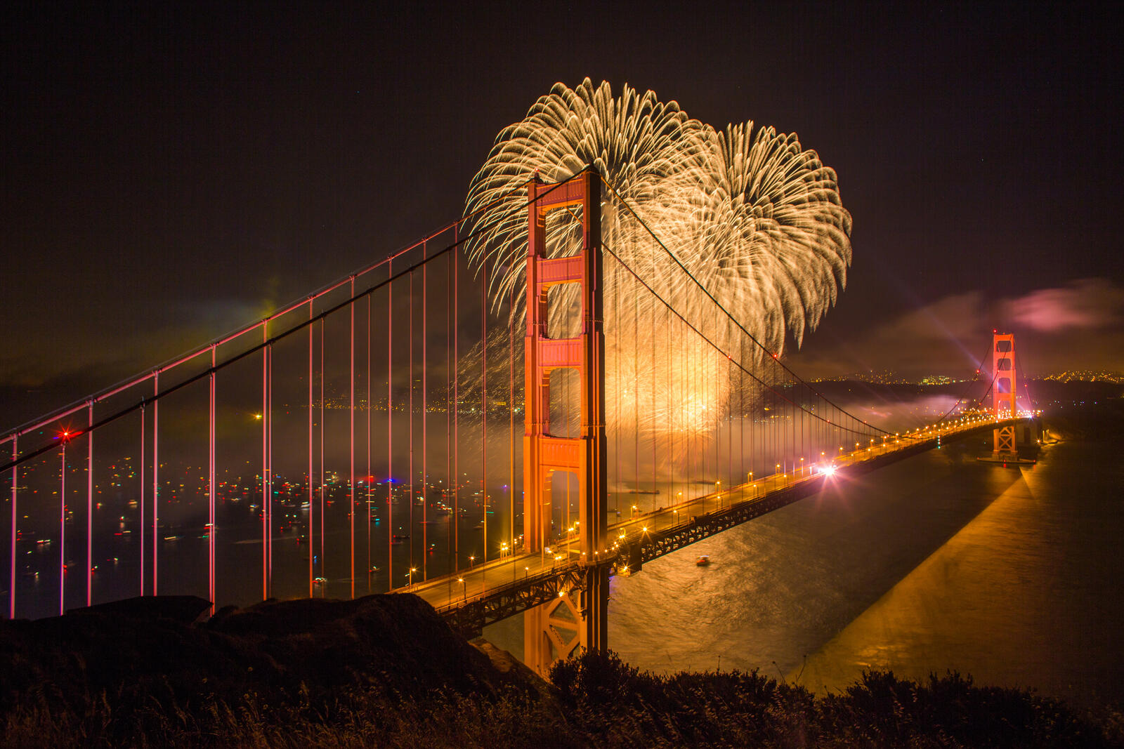 Free photo Golden Gate Bridge against the backdrop of fireworks