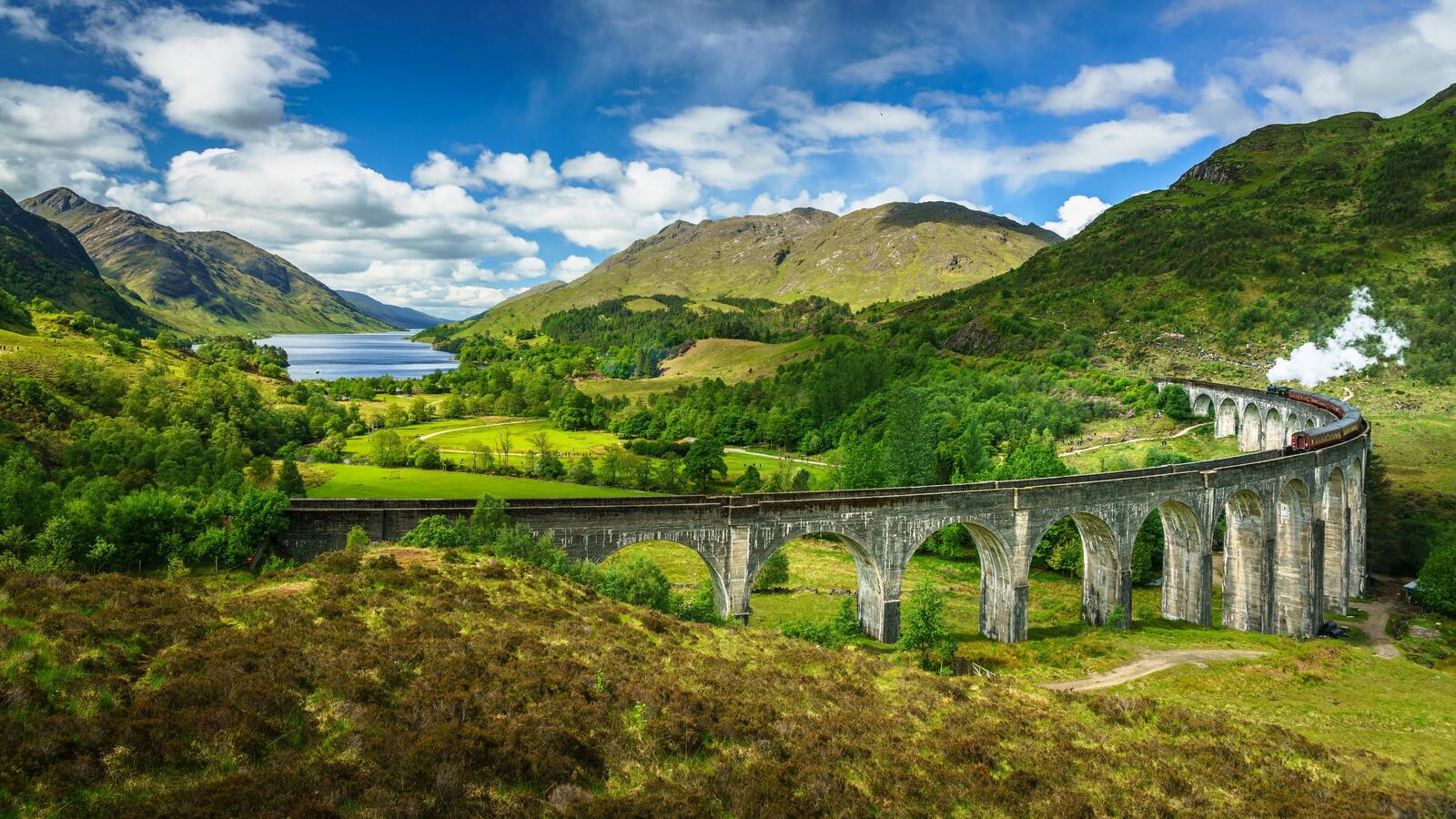 免费照片苏格兰的一座古桥在山丘和树木之间