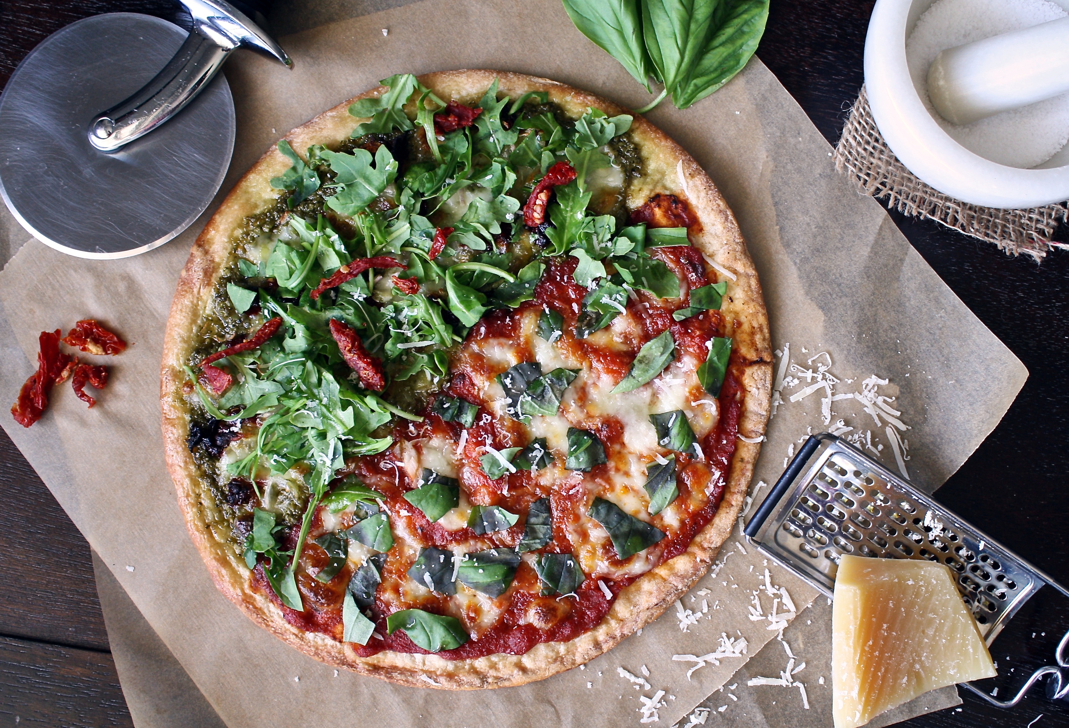 Free photo Pizza with greens
