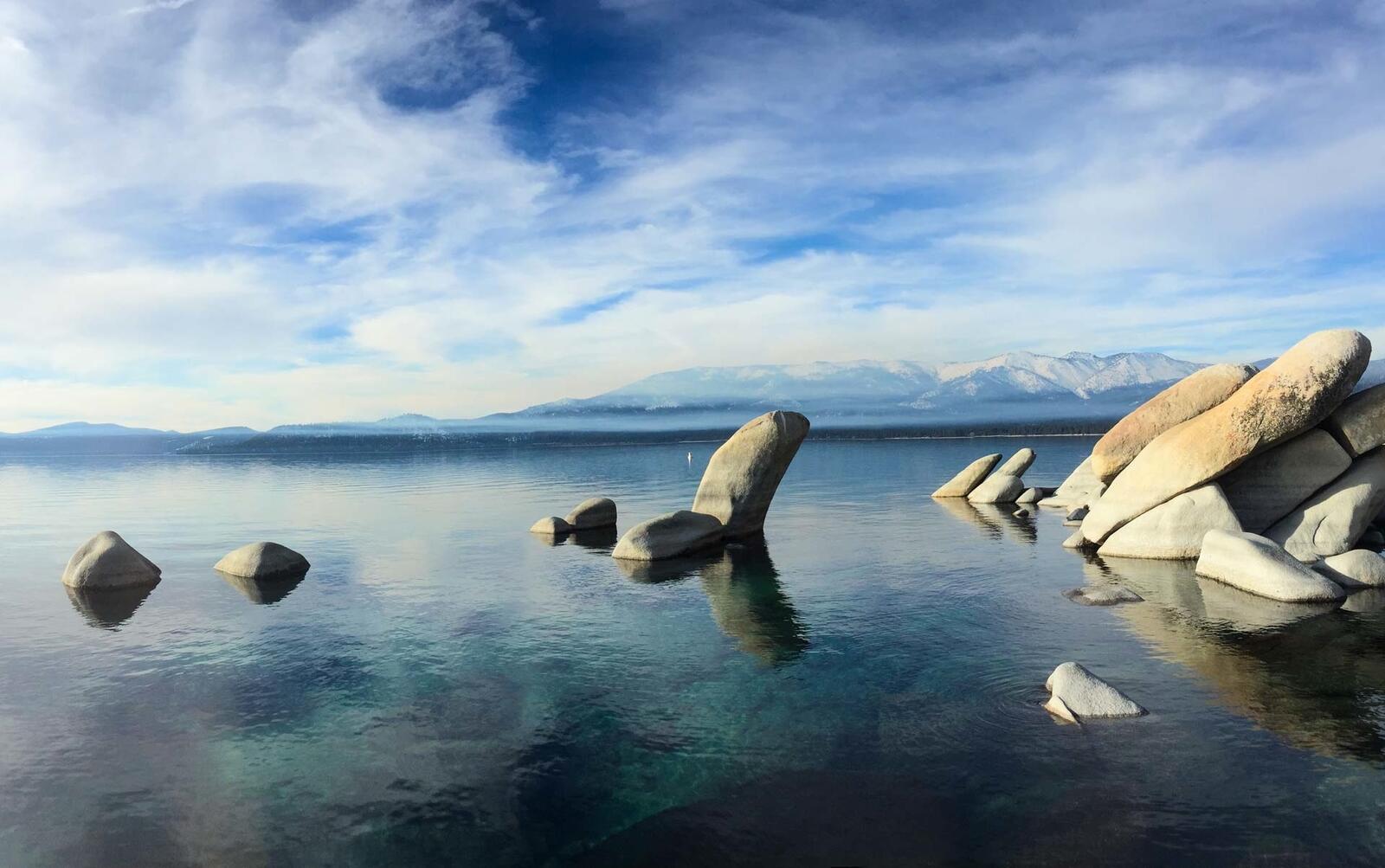 免费照片海边露出水面的大石头