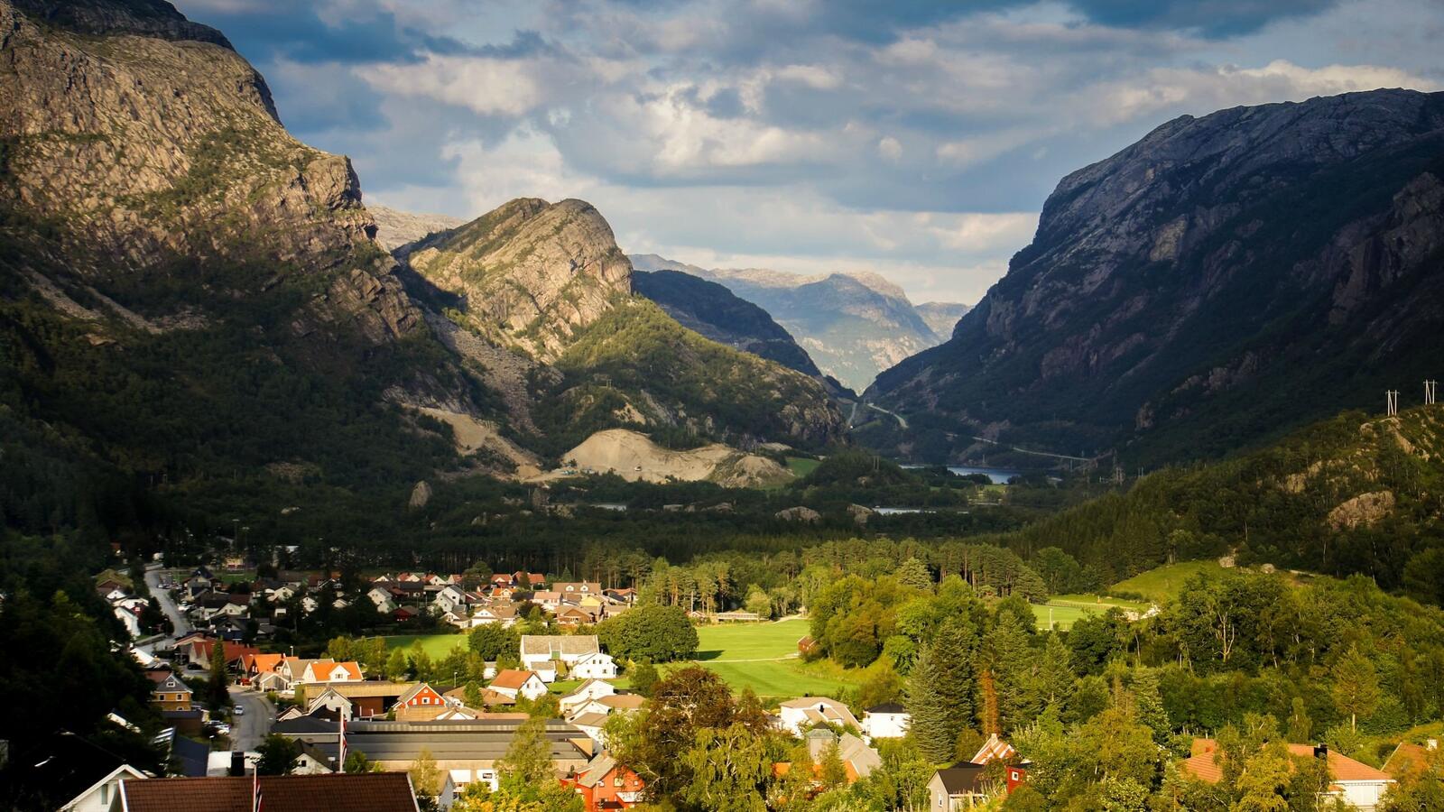 Бесплатное фото Деревня в горах Норвегии