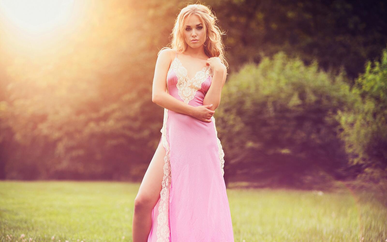 Free photo Blond girl in a pink dress